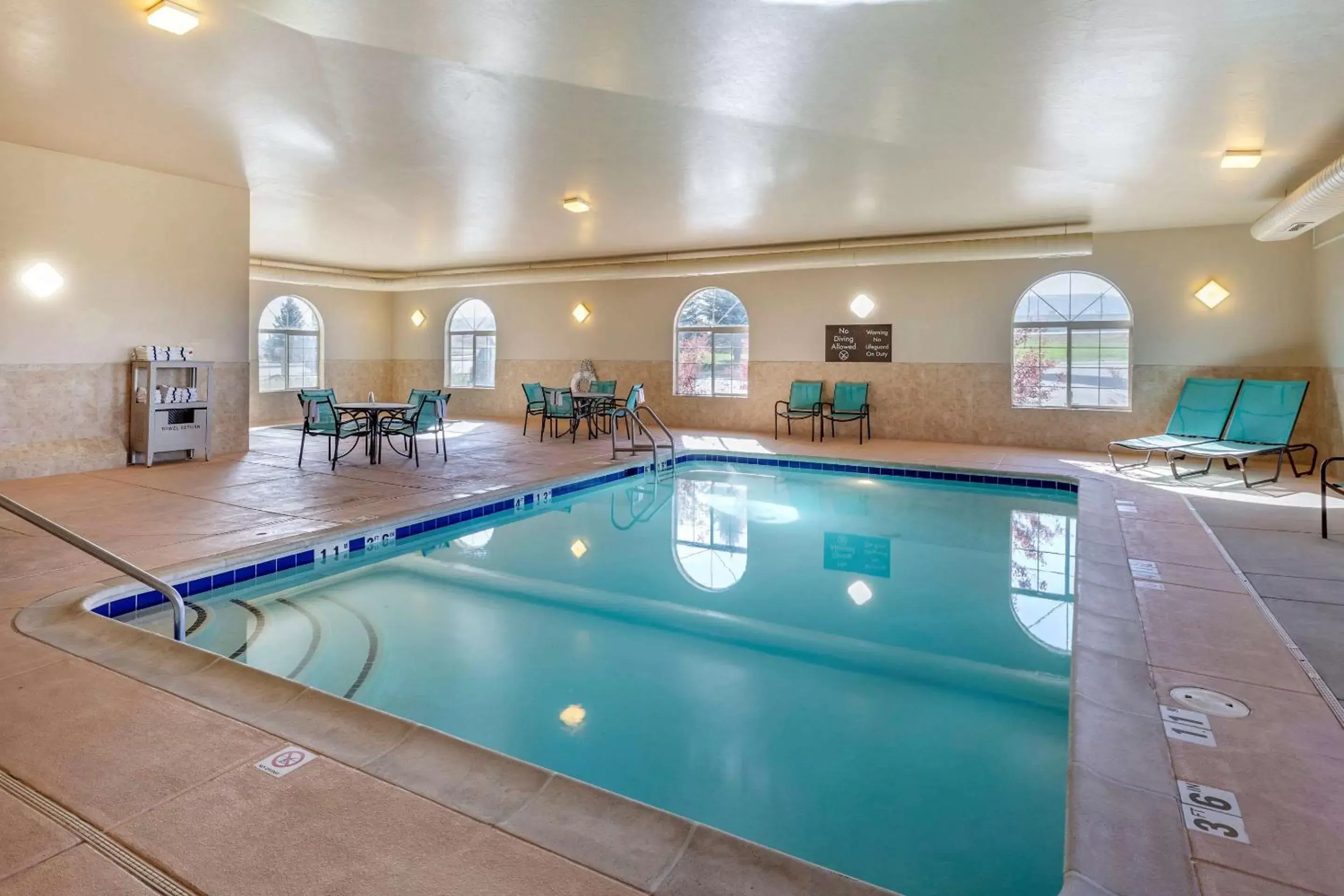 Activities, Swimming Pool in Comfort Inn Evansville-Casper