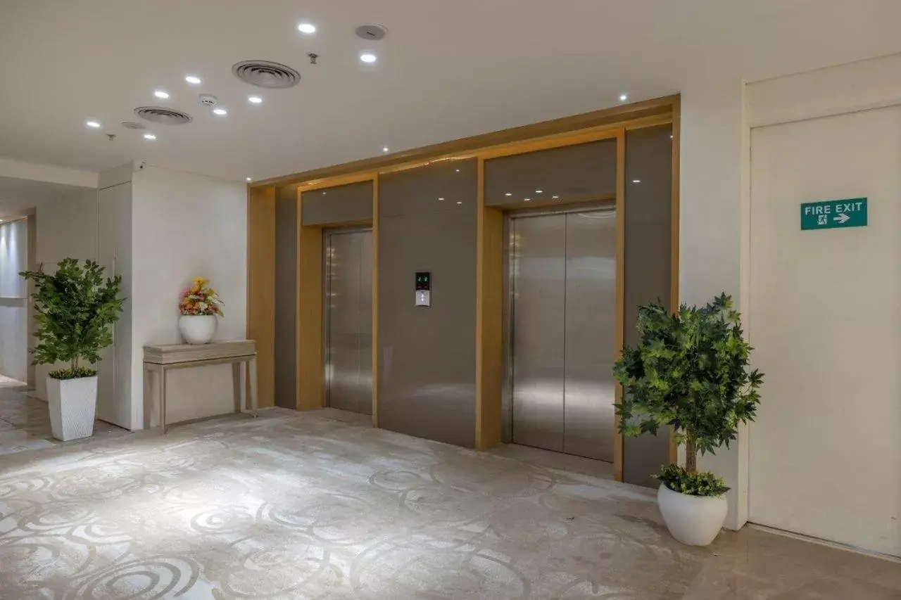 elevator, Lobby/Reception in Sarovar Portico Morbi