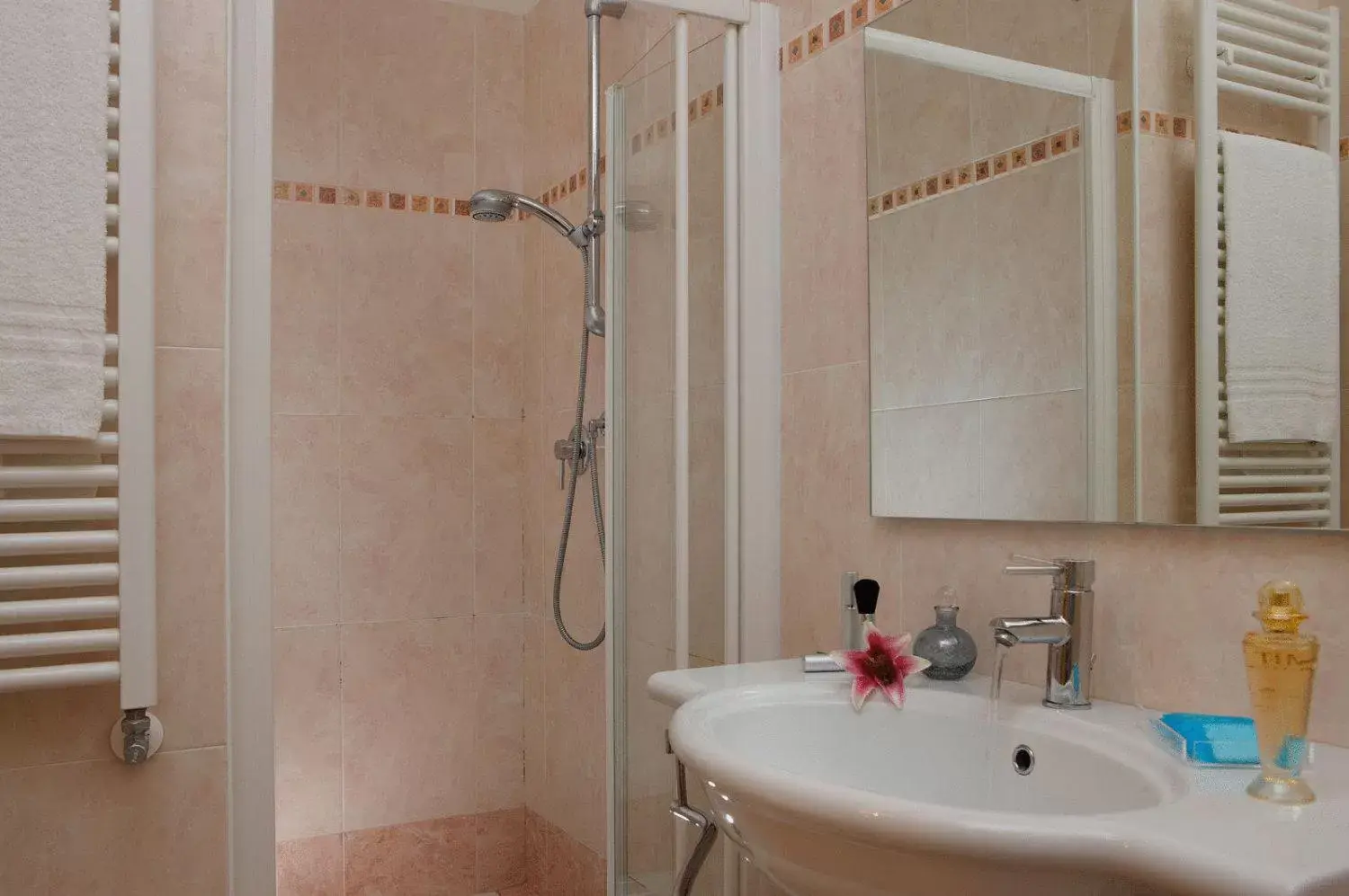 Shower, Bathroom in Hotel Castello