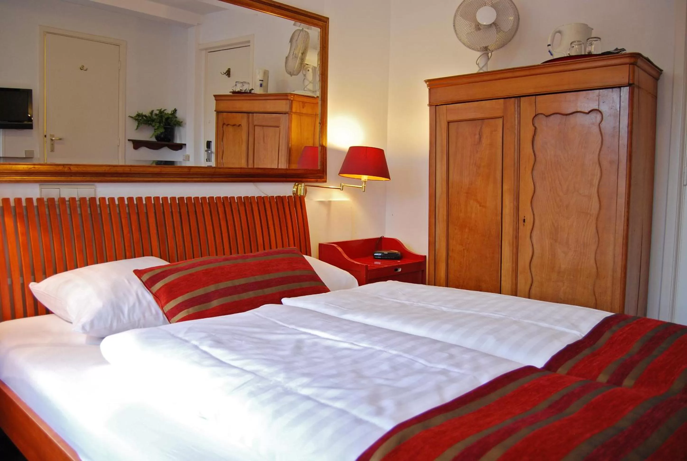 Photo of the whole room, Bed in Amsterdam House Hotel