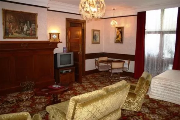 Living room in Motel Mayfair on Cavell