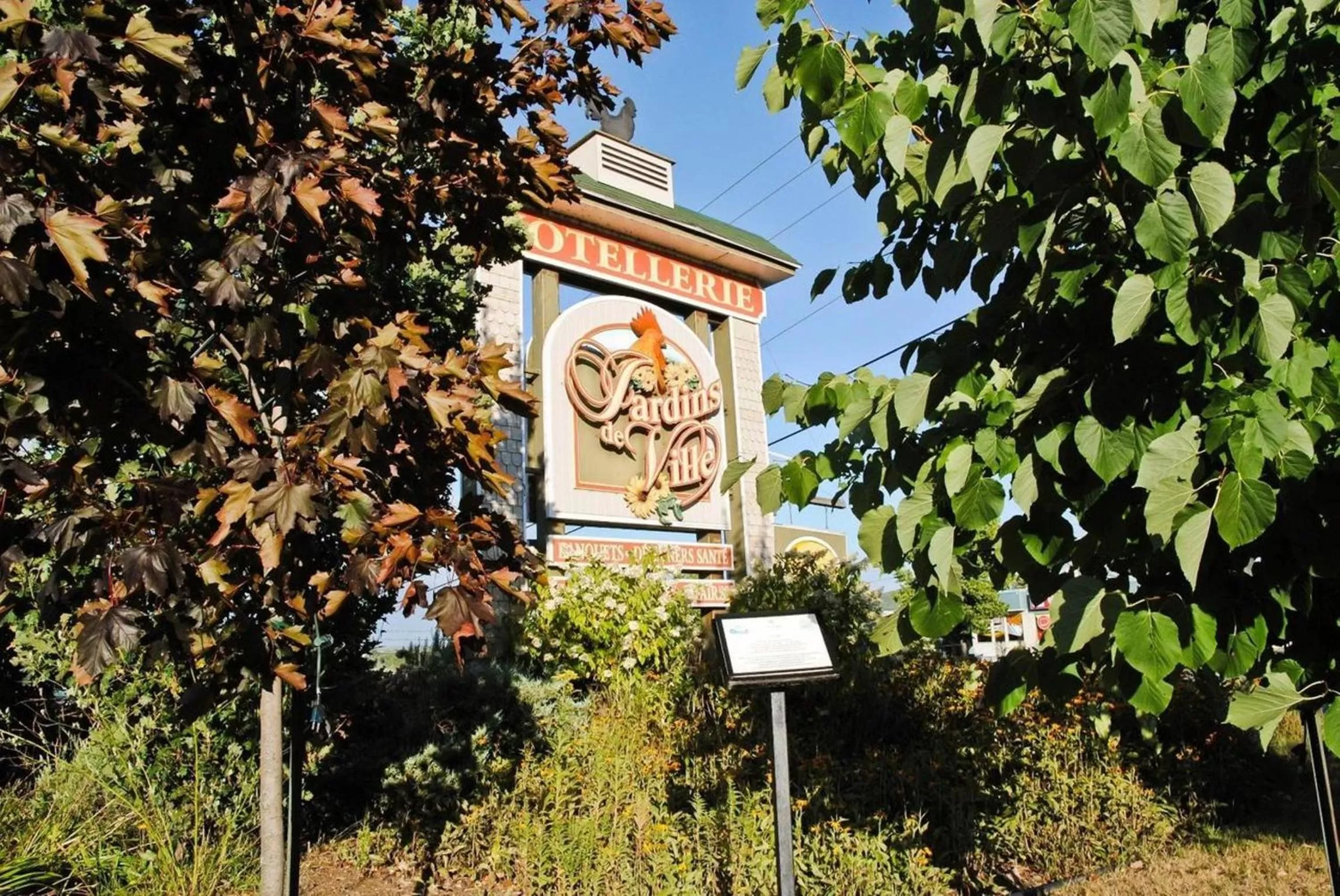 Facade/entrance in Hotellerie Jardins de Ville