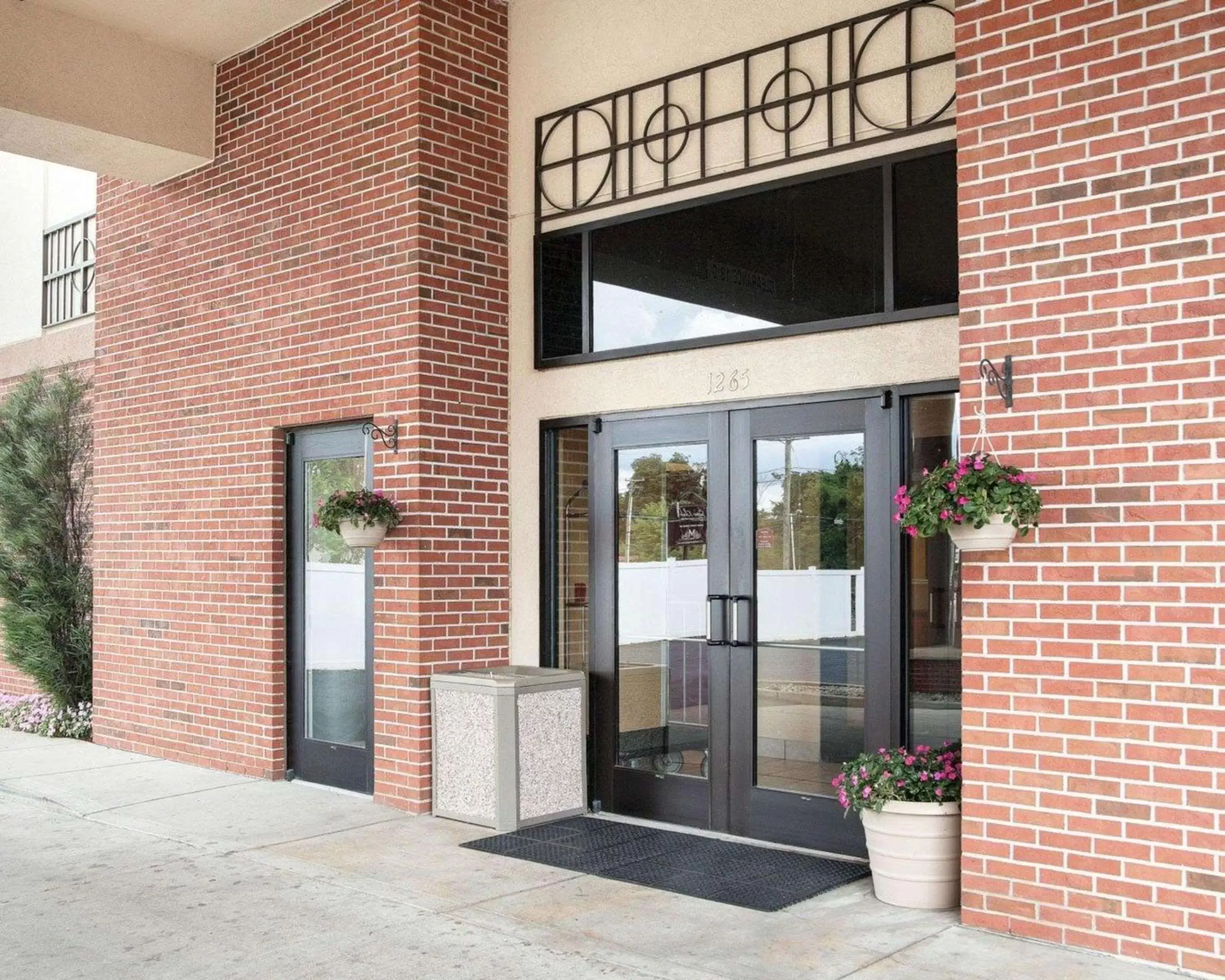 Property building in Quality Inn & Suites Niles Property building in Quality Inn & Suites Niles