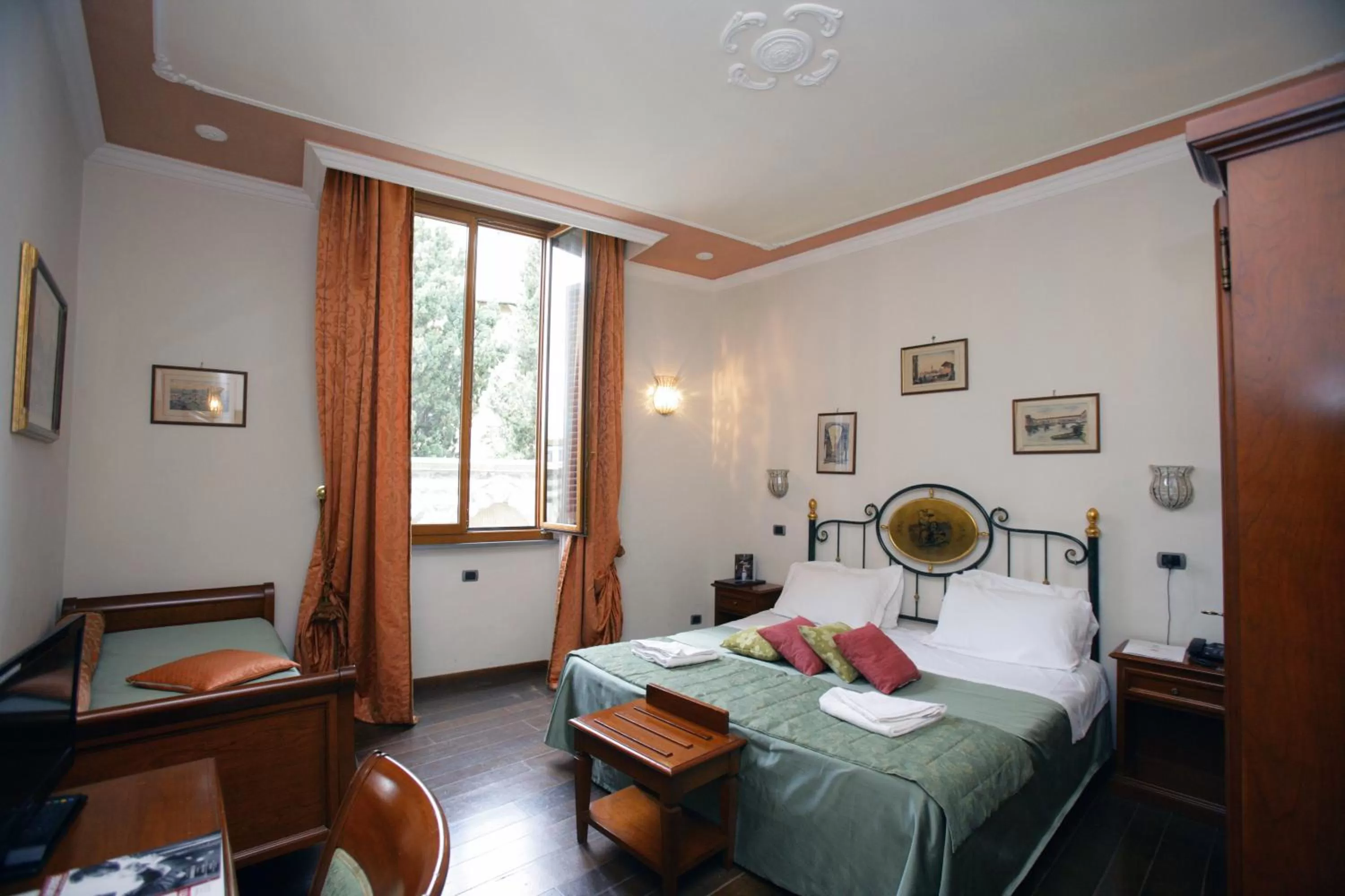 Bed in Domus Florentiae Hotel