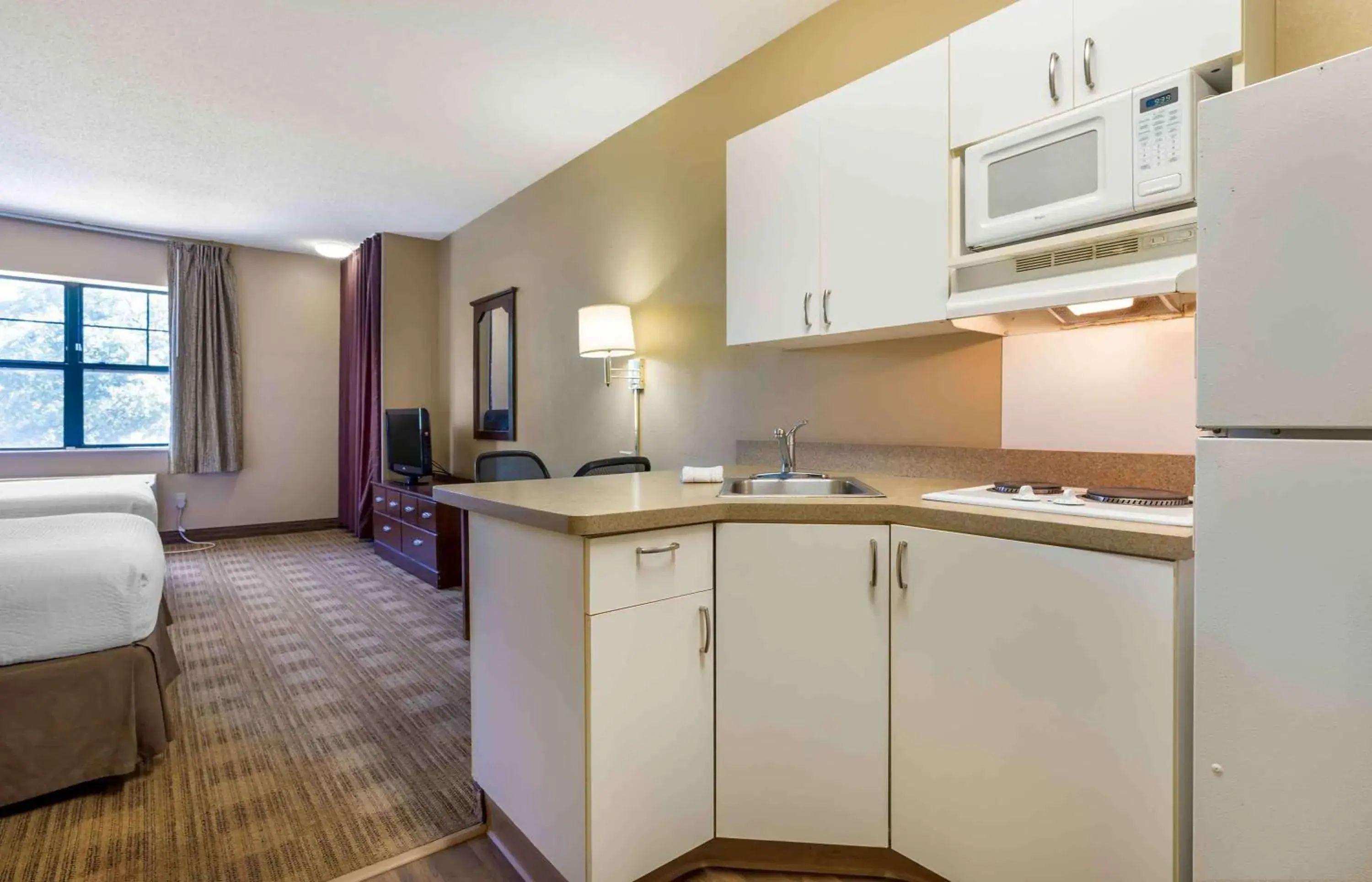 Bedroom, Kitchen/Kitchenette in Extended Stay America Select Suites - Fayetteville - Springdale