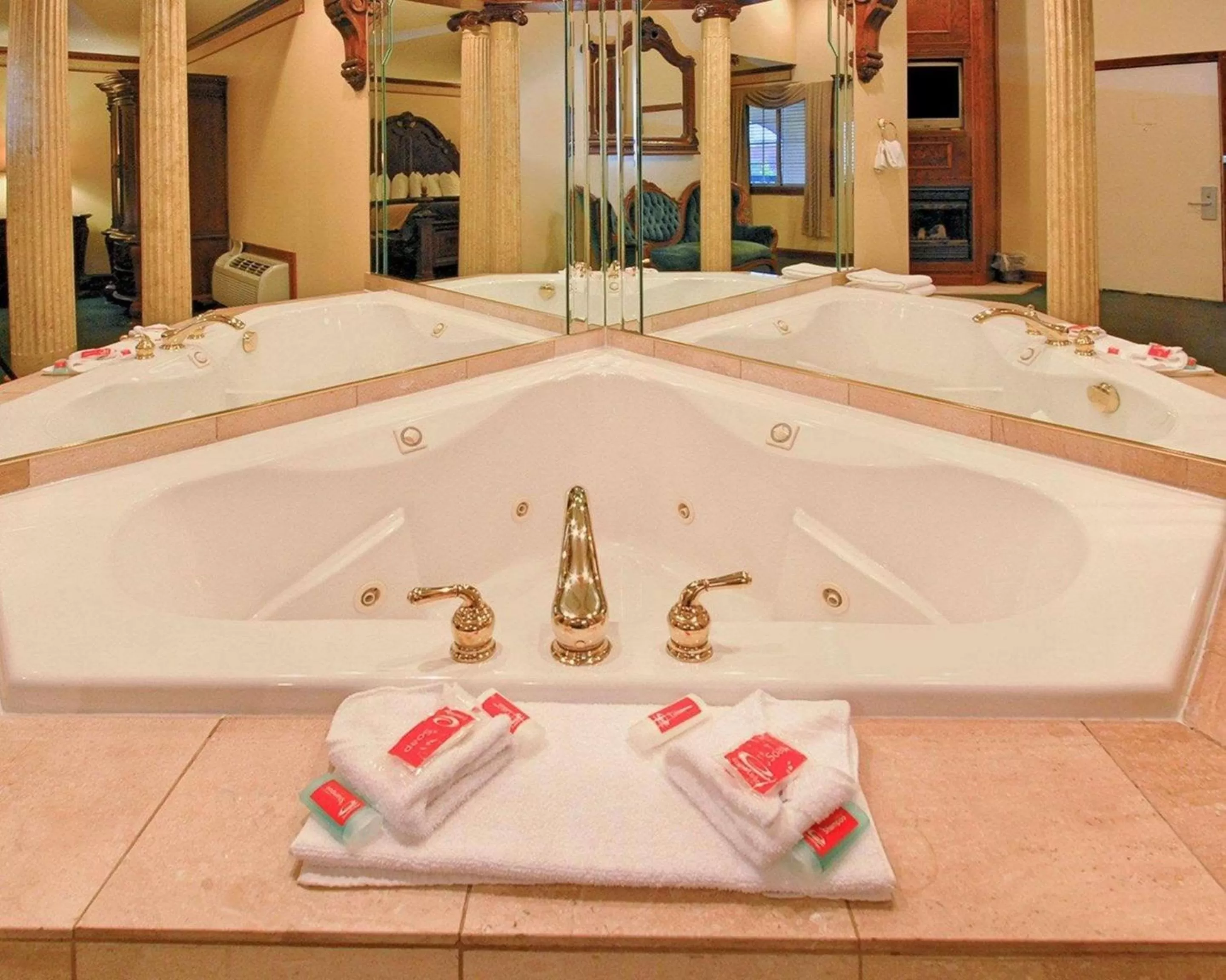 Photo of the whole room in Econo Lodge at the Falls North