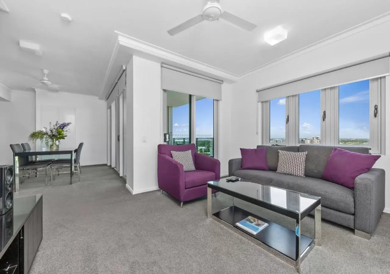 Living room, Seating Area in H on Mitchell Apartment Hotel