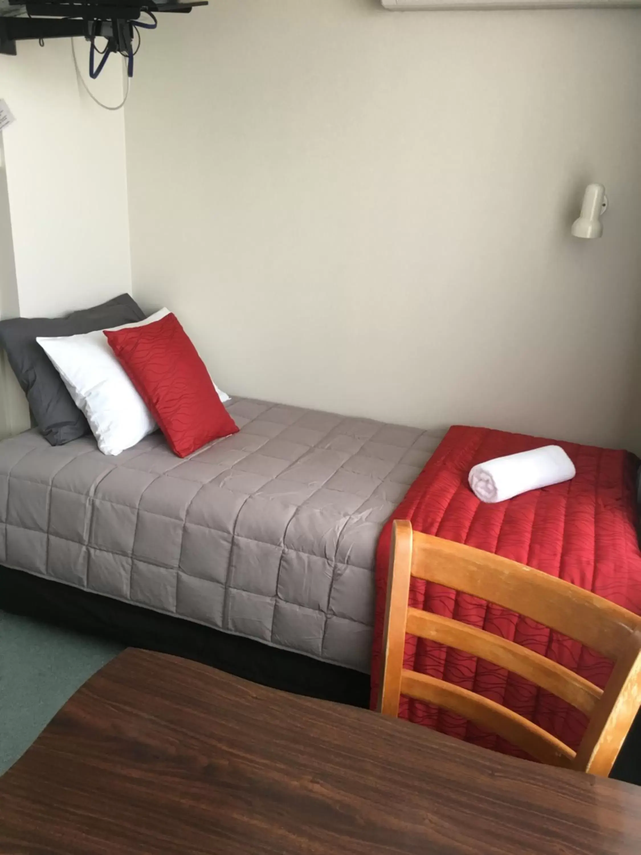 Bed, Seating Area in Ascot Oamaru Motel