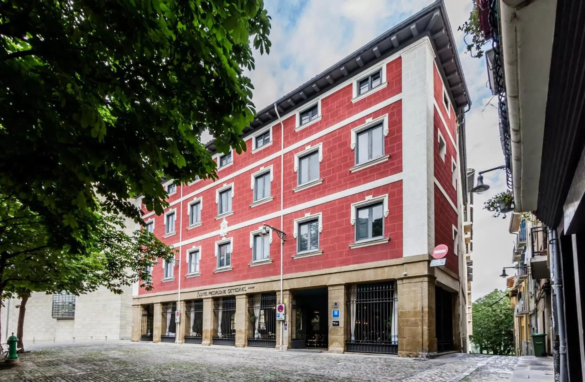 Facade/entrance, Property Building in Pamplona Catedral Hotel