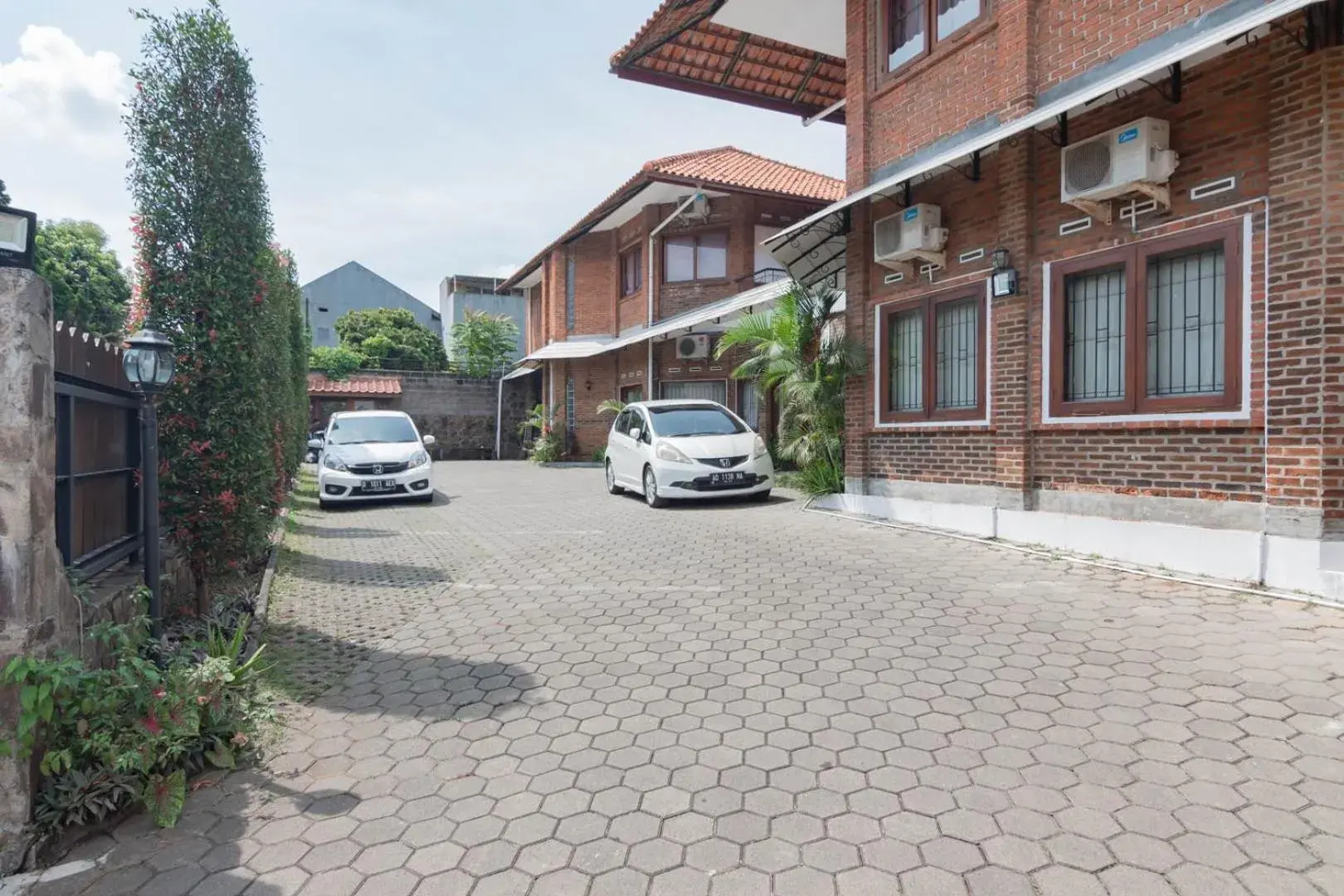 Parking, Property Building in RedDoorz Plus near Dago Pakar