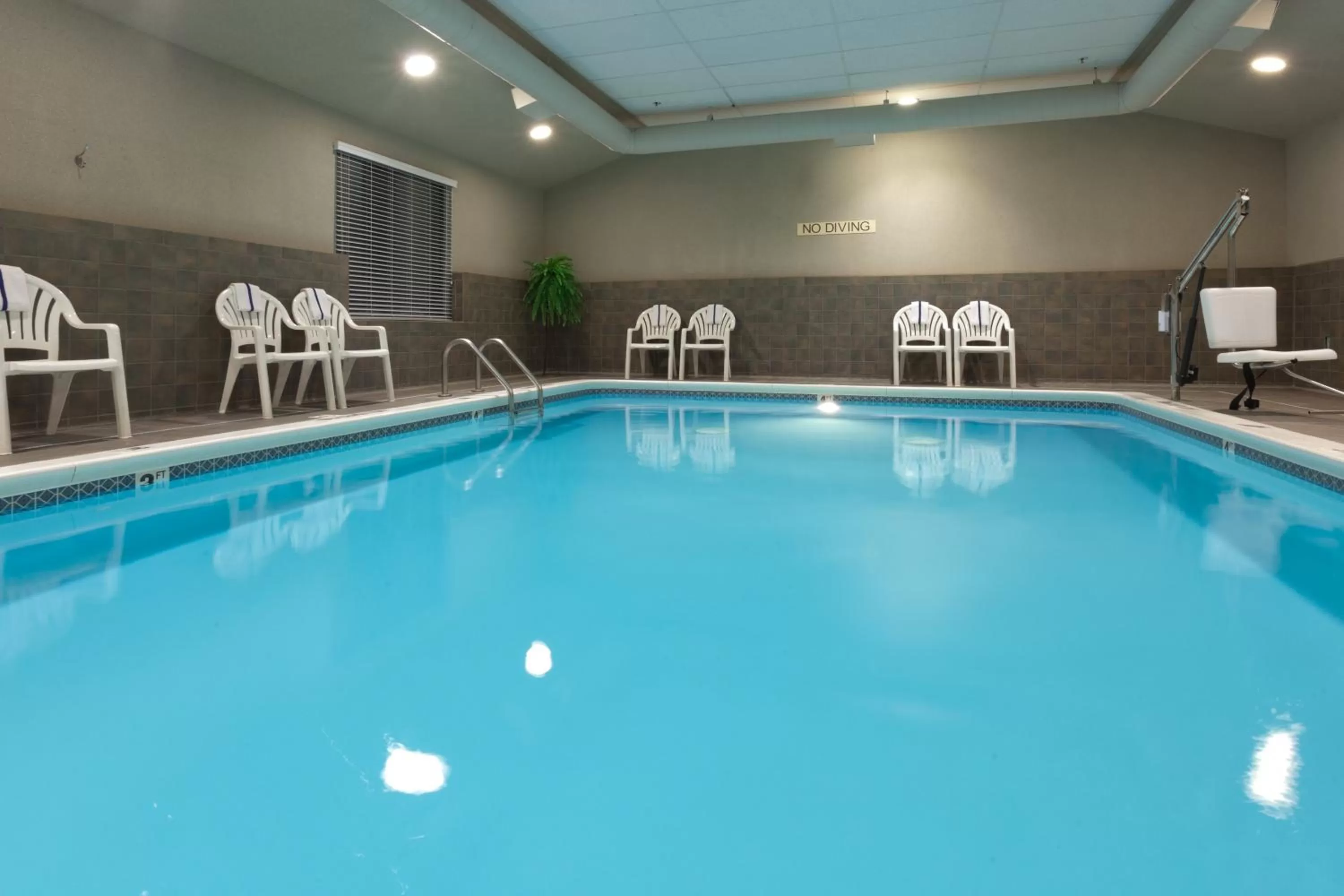 Swimming pool in Country Inn & Suites by Radisson, Holland, MI