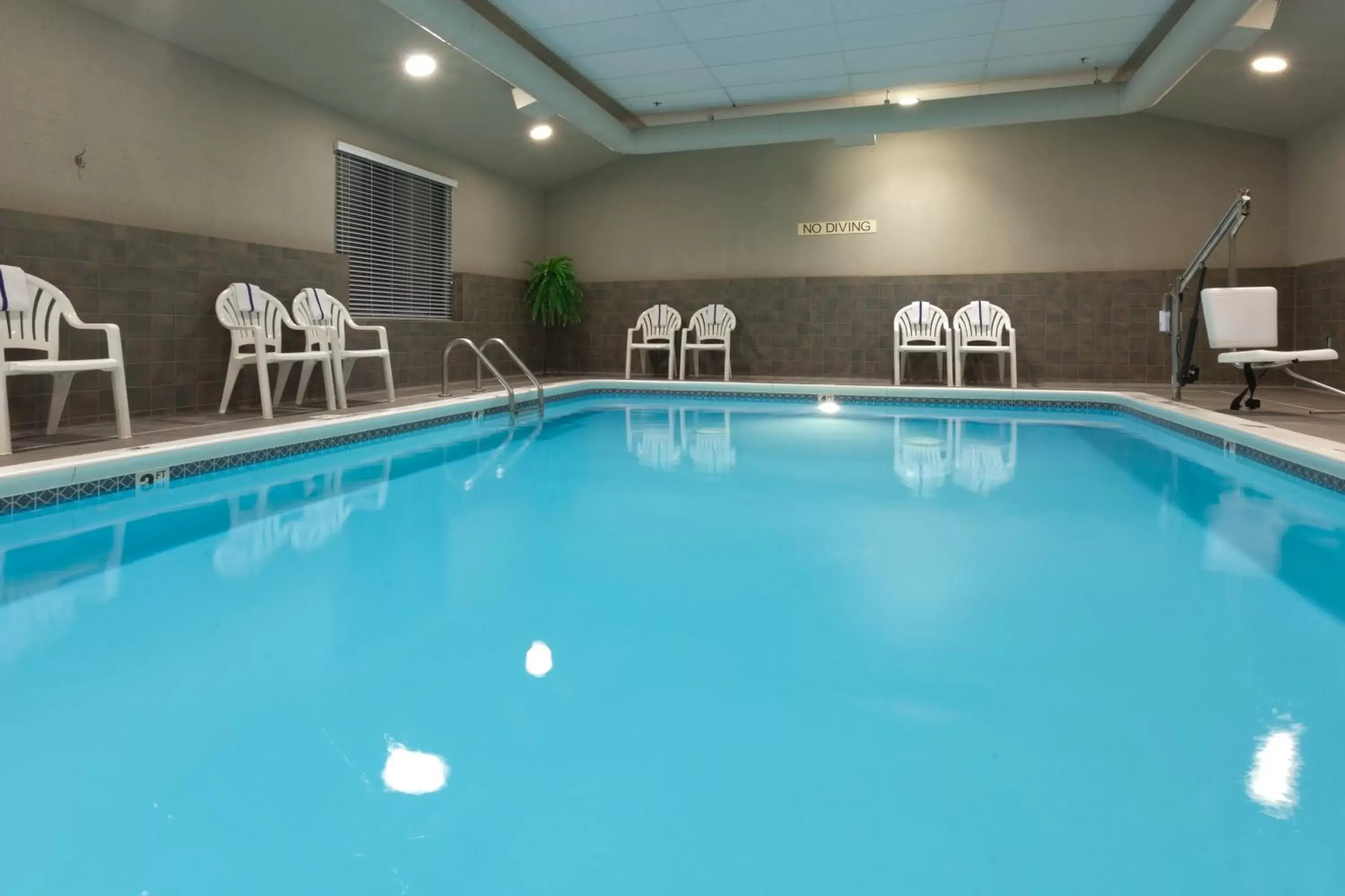 Swimming Pool in Country Inn & Suites by Radisson, Holland, MI
