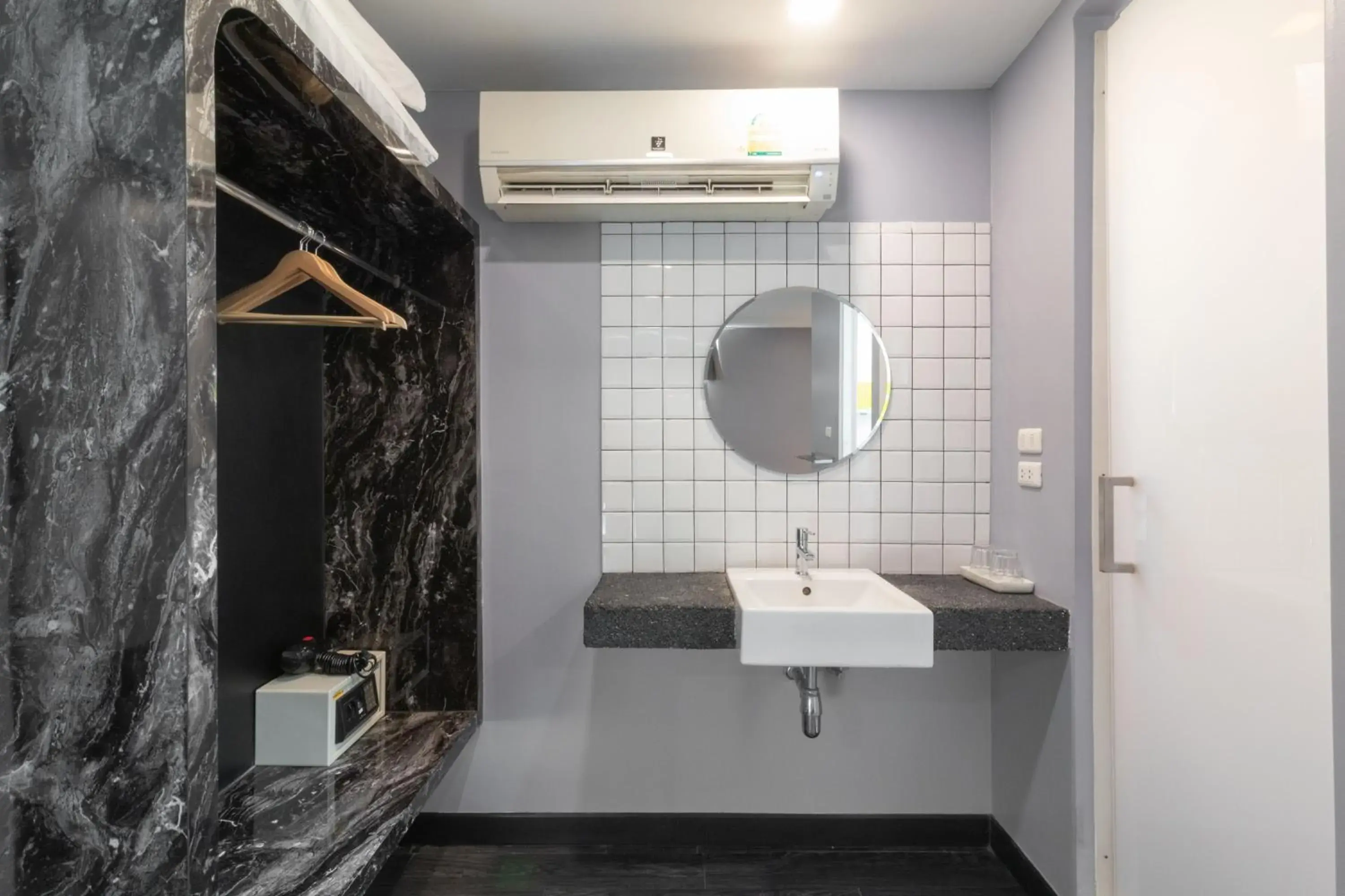 Bathroom in CheQinn Hostel - Sukhumvit 4 Nana Plaza
