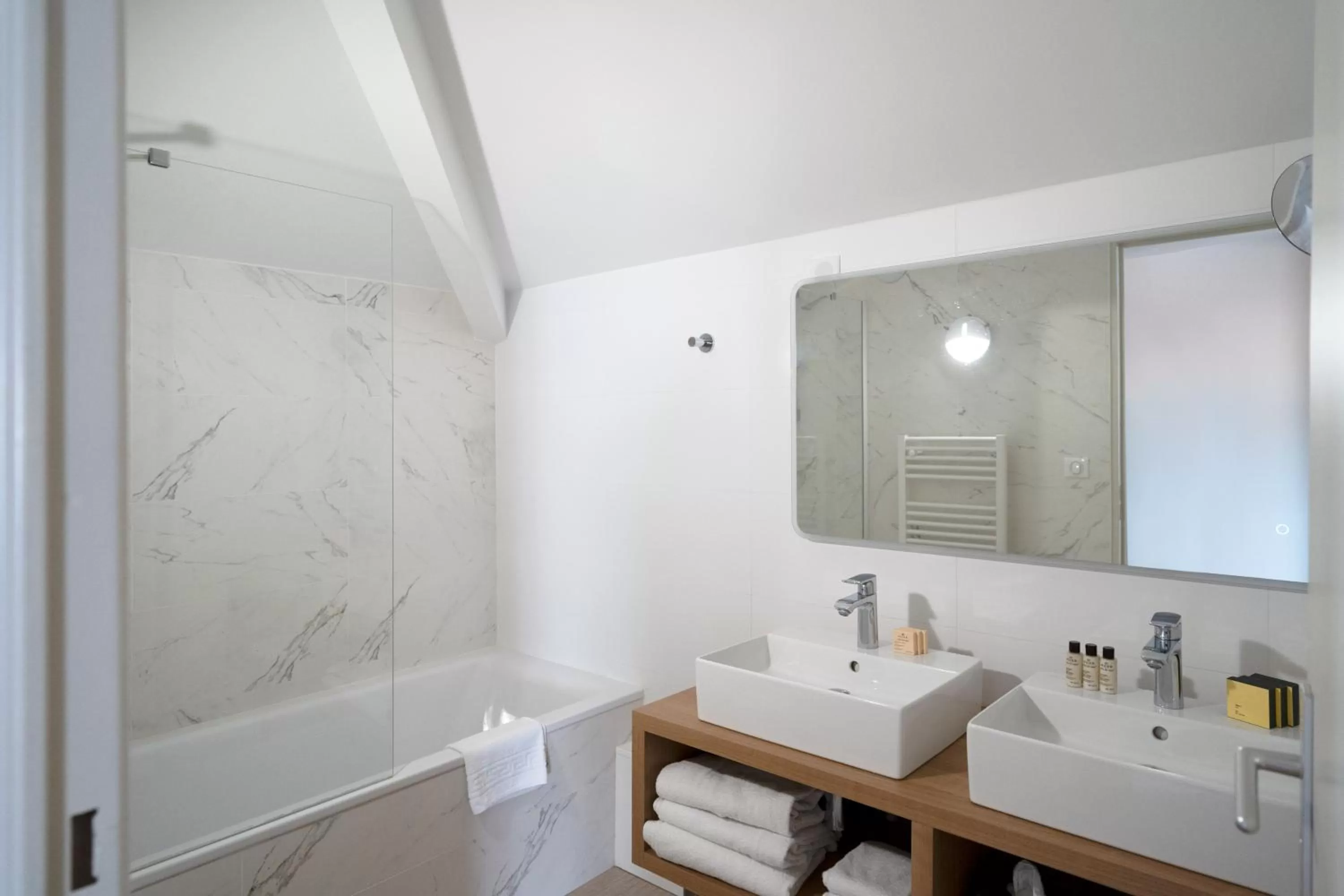 Bathroom in Hôtel Jules Verne Biarritz