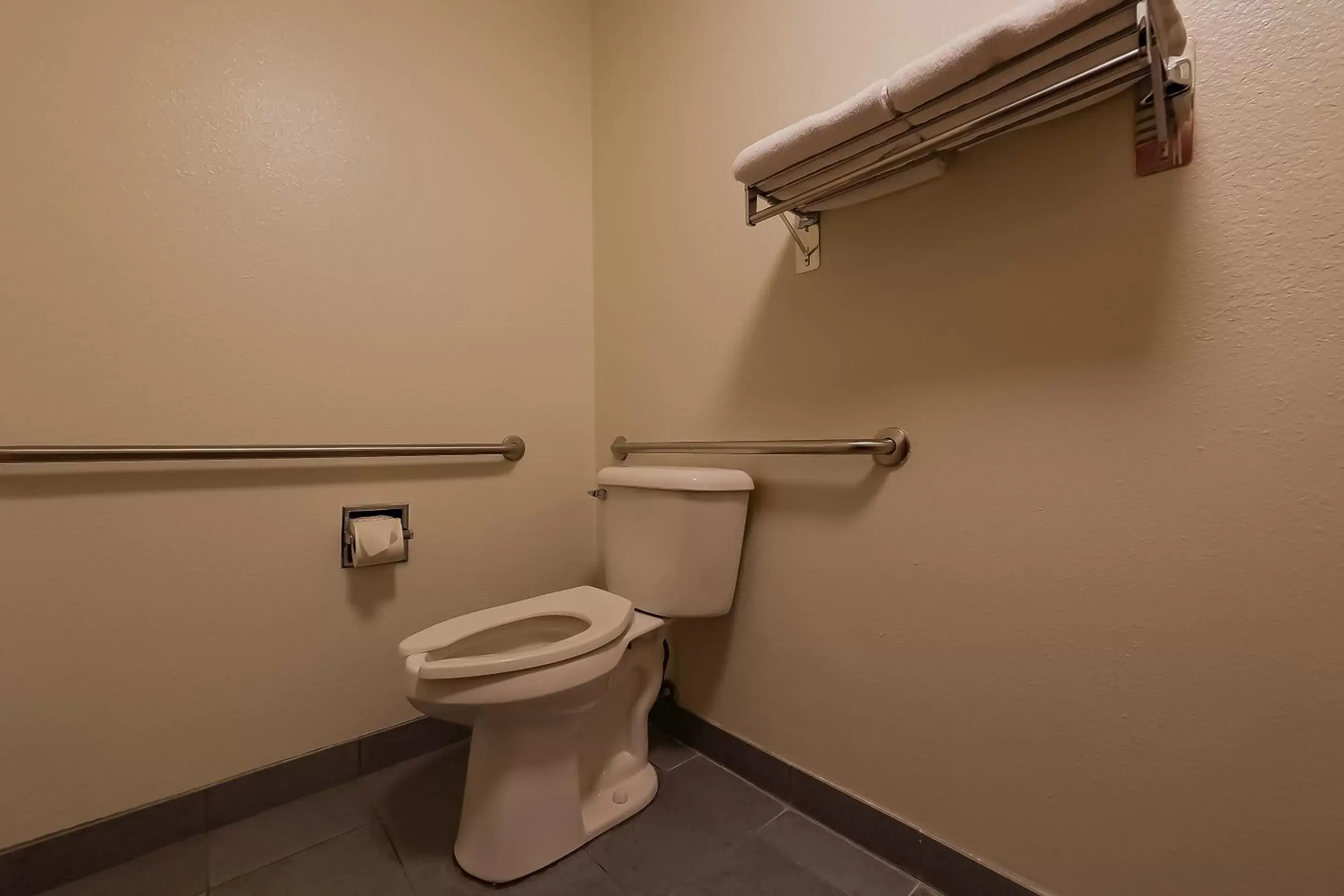 Bathroom in Siletz Bay Beachfront Hotel by OYO Lincoln City