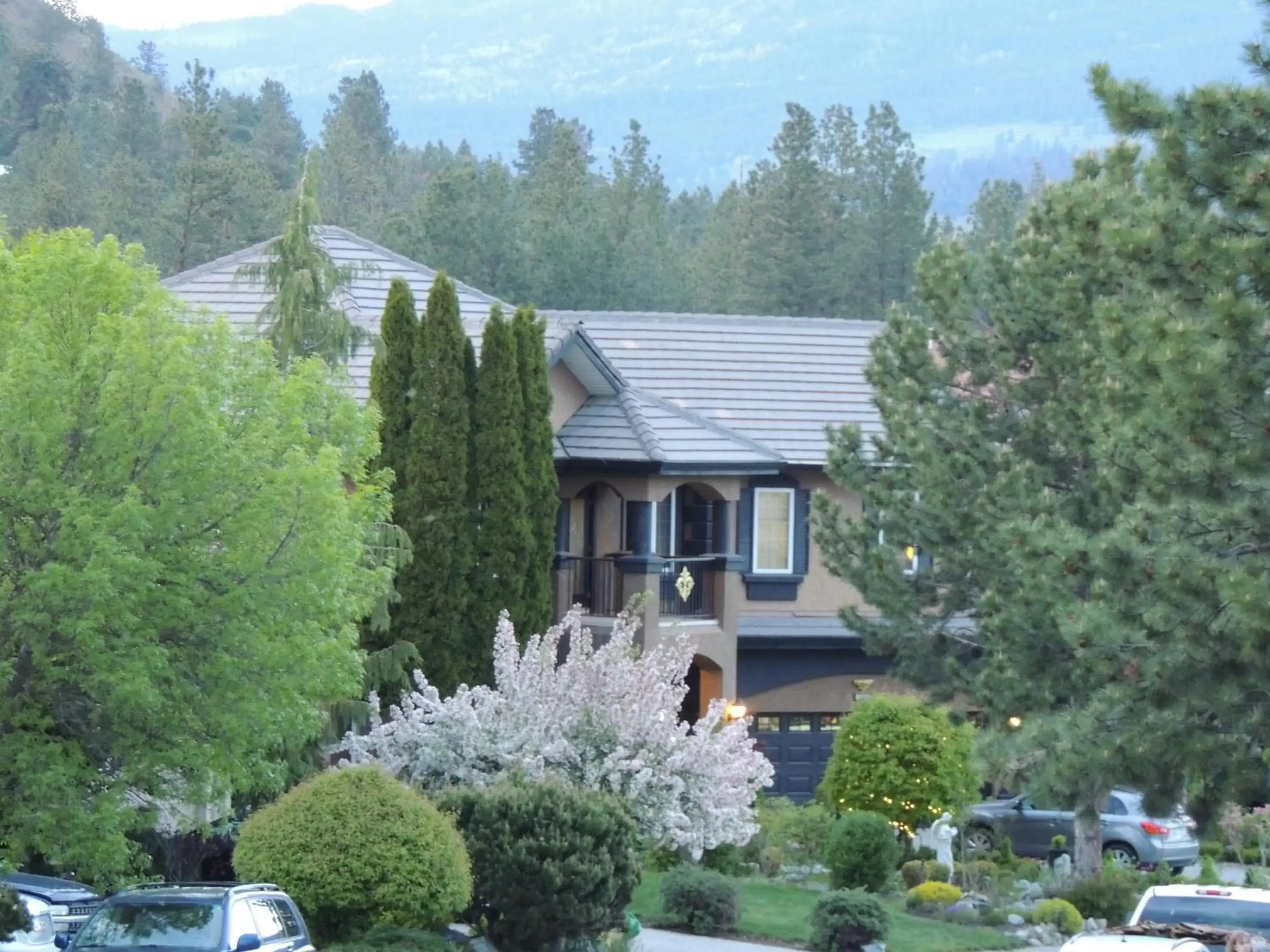 Property Building in Summer Express Kelowna B&B - Villa Bellissimo Fran-Talia