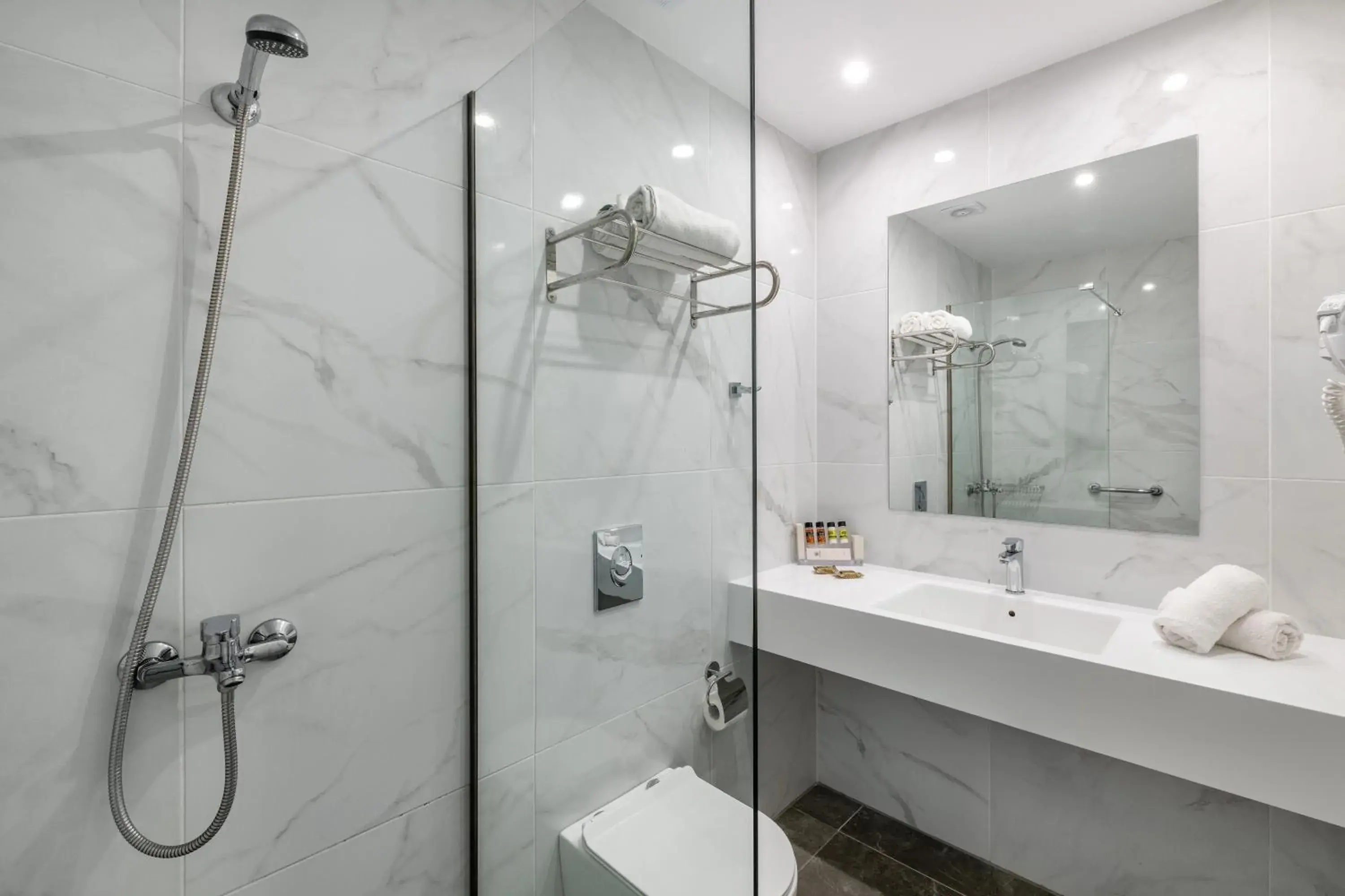 Shower, Bathroom in Arte hotel