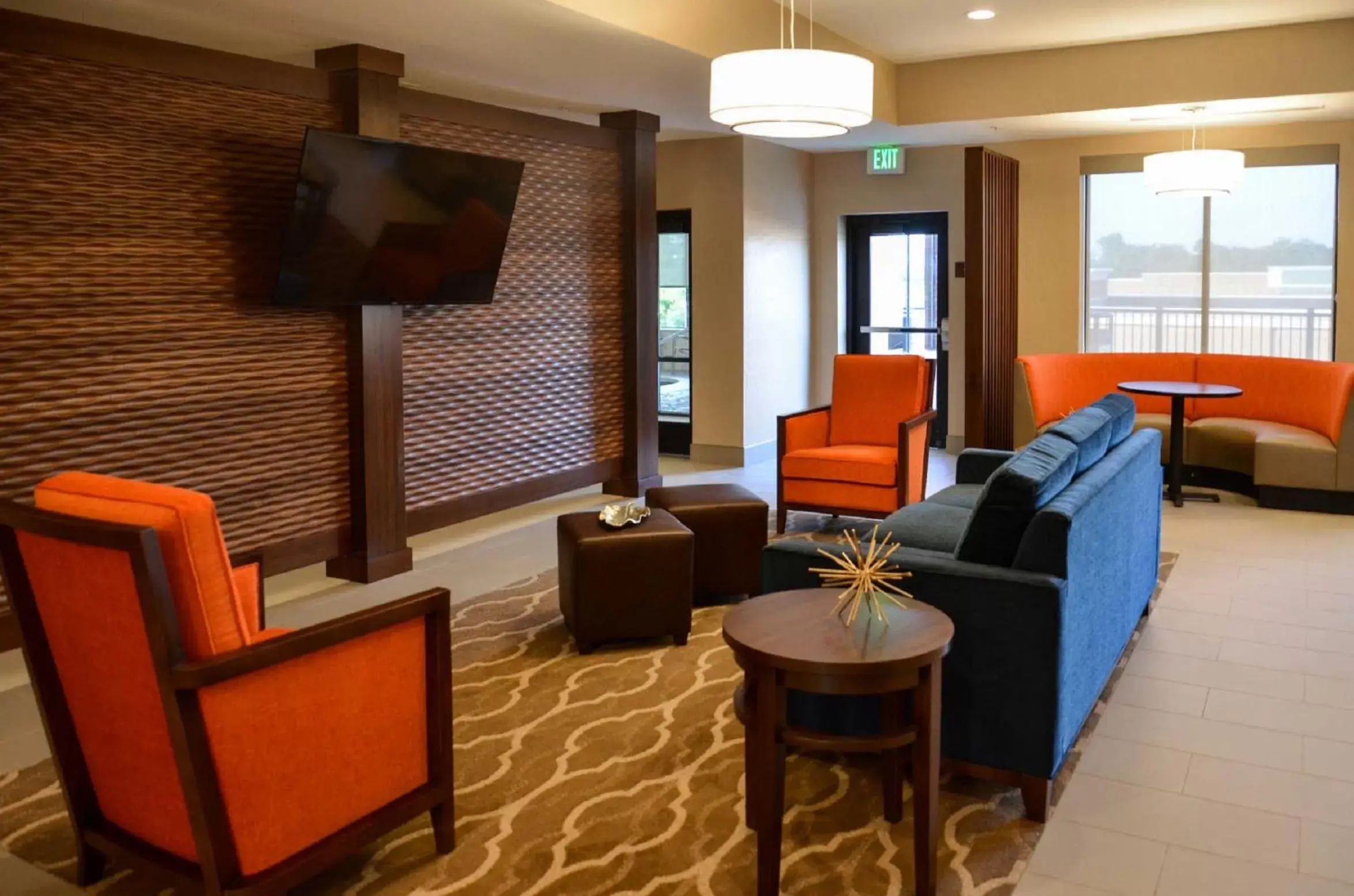 Communal lounge/ TV room, Seating Area in Comfort Suites Florence - Cincinnati South