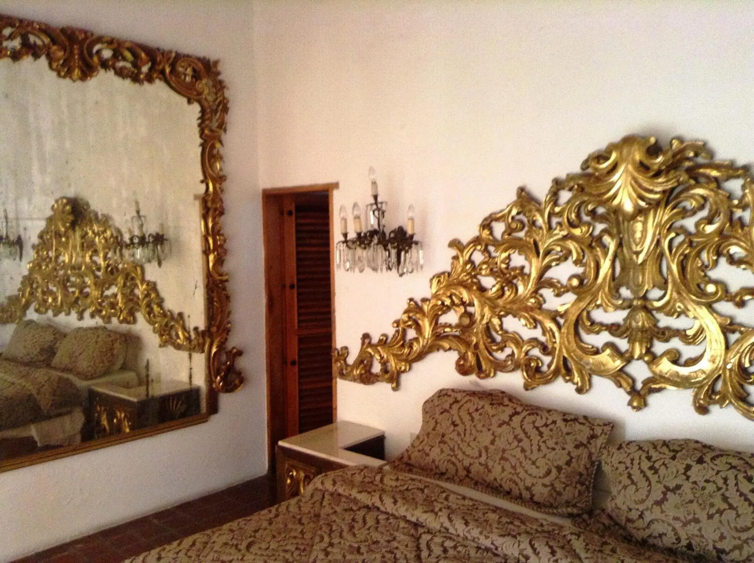 Bed in Posada de la Mision, Hotel Museo y Jardin