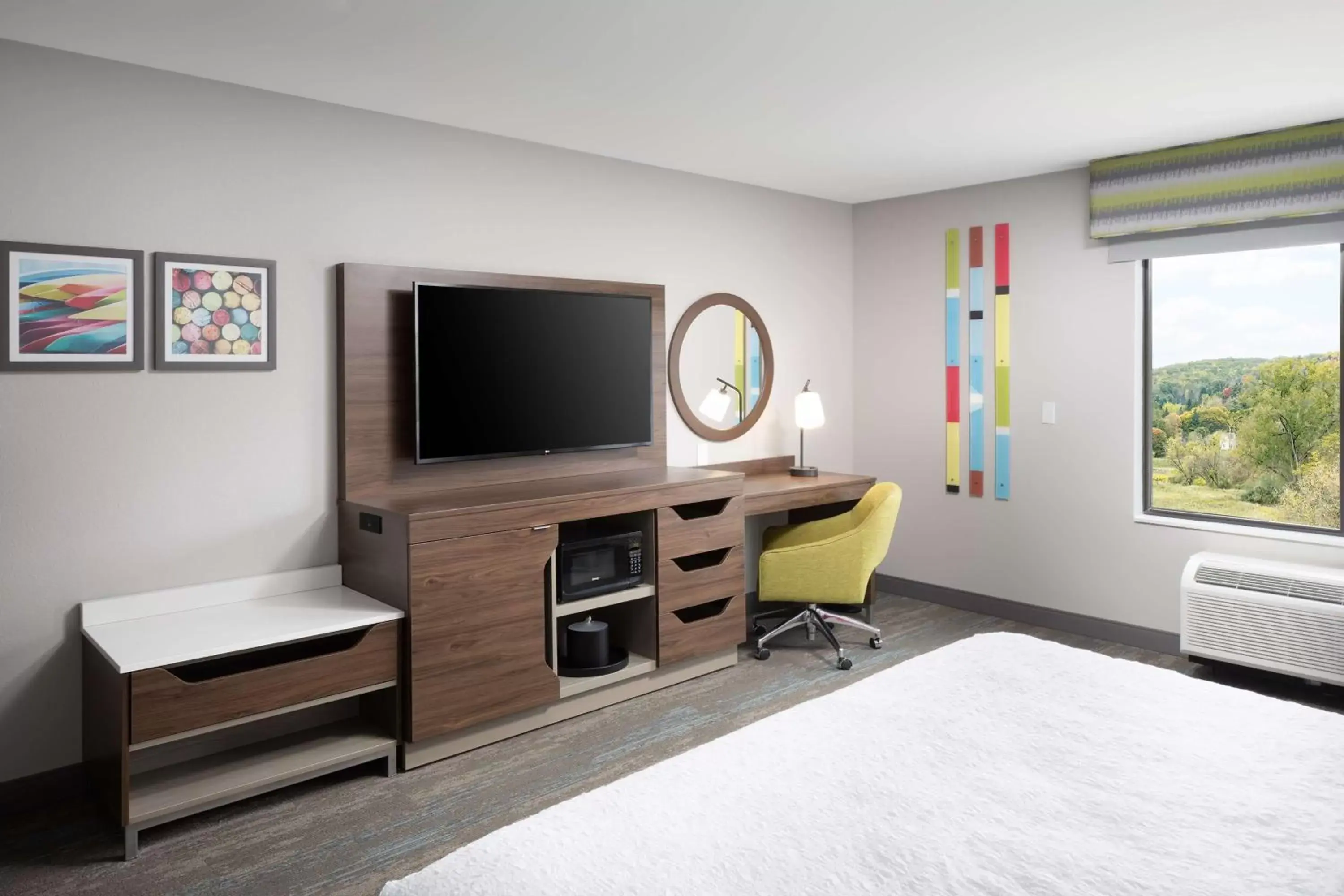 Bedroom, TV/Entertainment Center in Hampton Inn Hornell