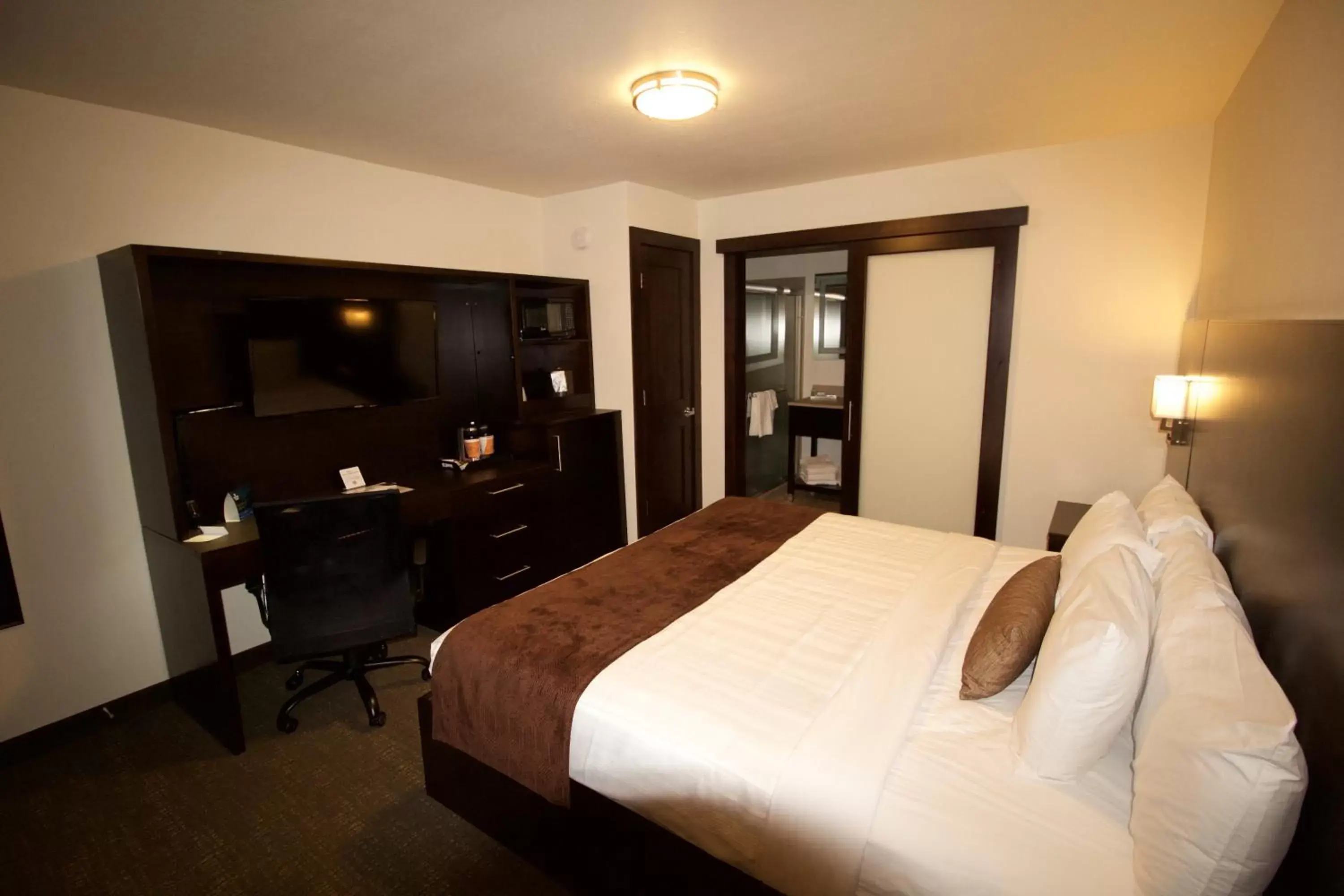 Photo of the whole room, Bed in Boarders Inn & Suites by Cobblestone Hotels - Syracuse