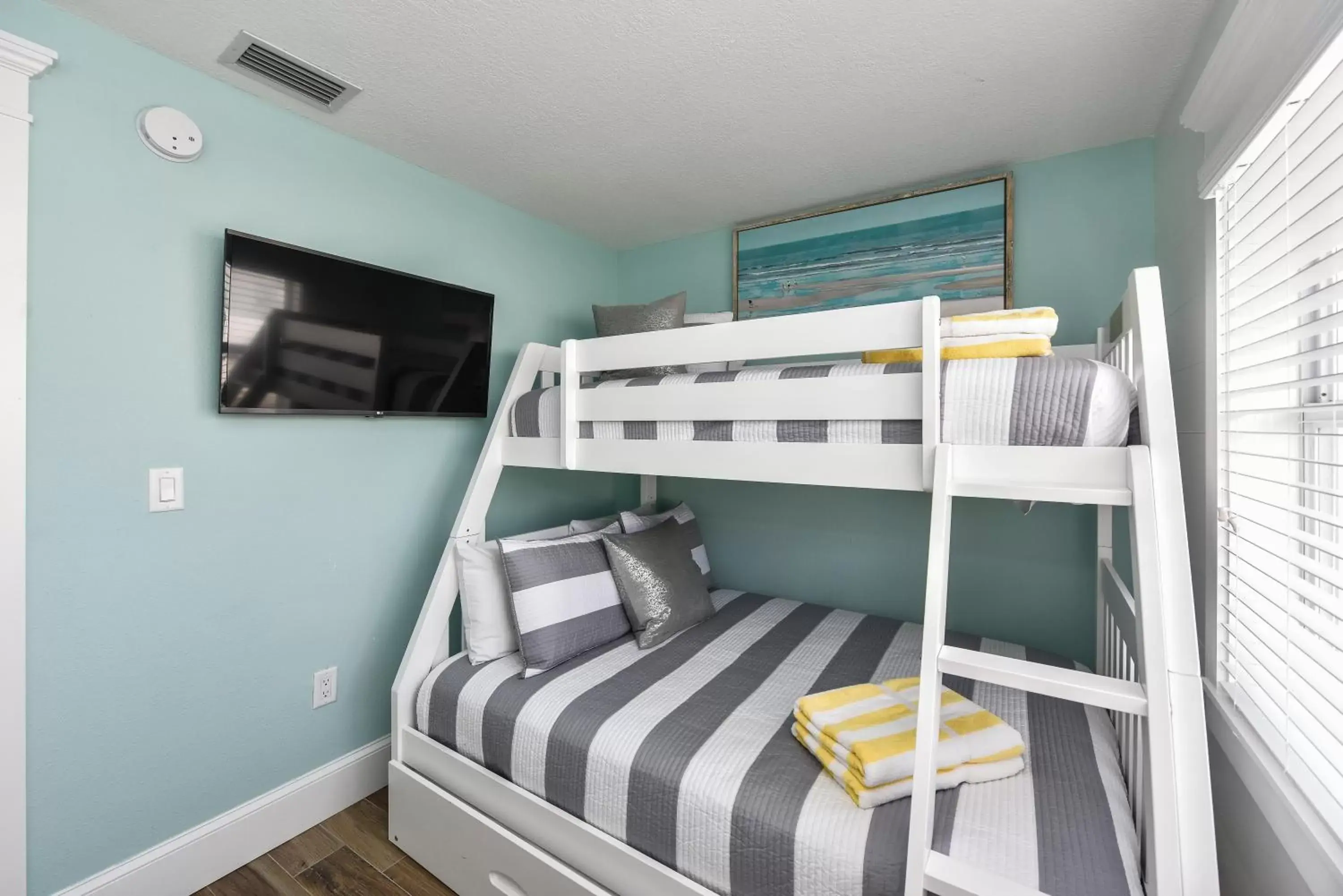 Bedroom, Bunk Bed in Tropical Breeze Resort