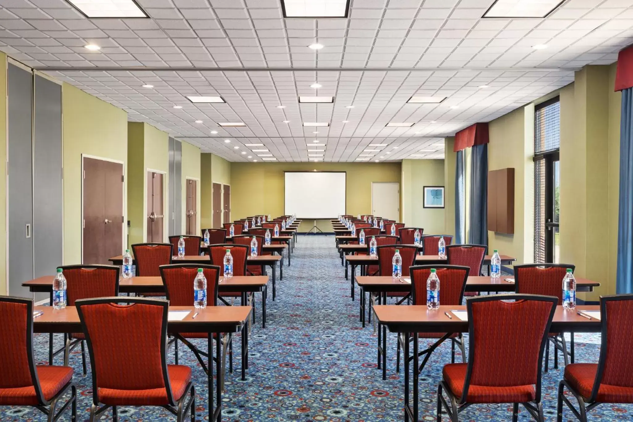 Meeting/conference room in Holiday Inn Express Hotel and Suites Akron South-Airport Area, an IHG Hotel