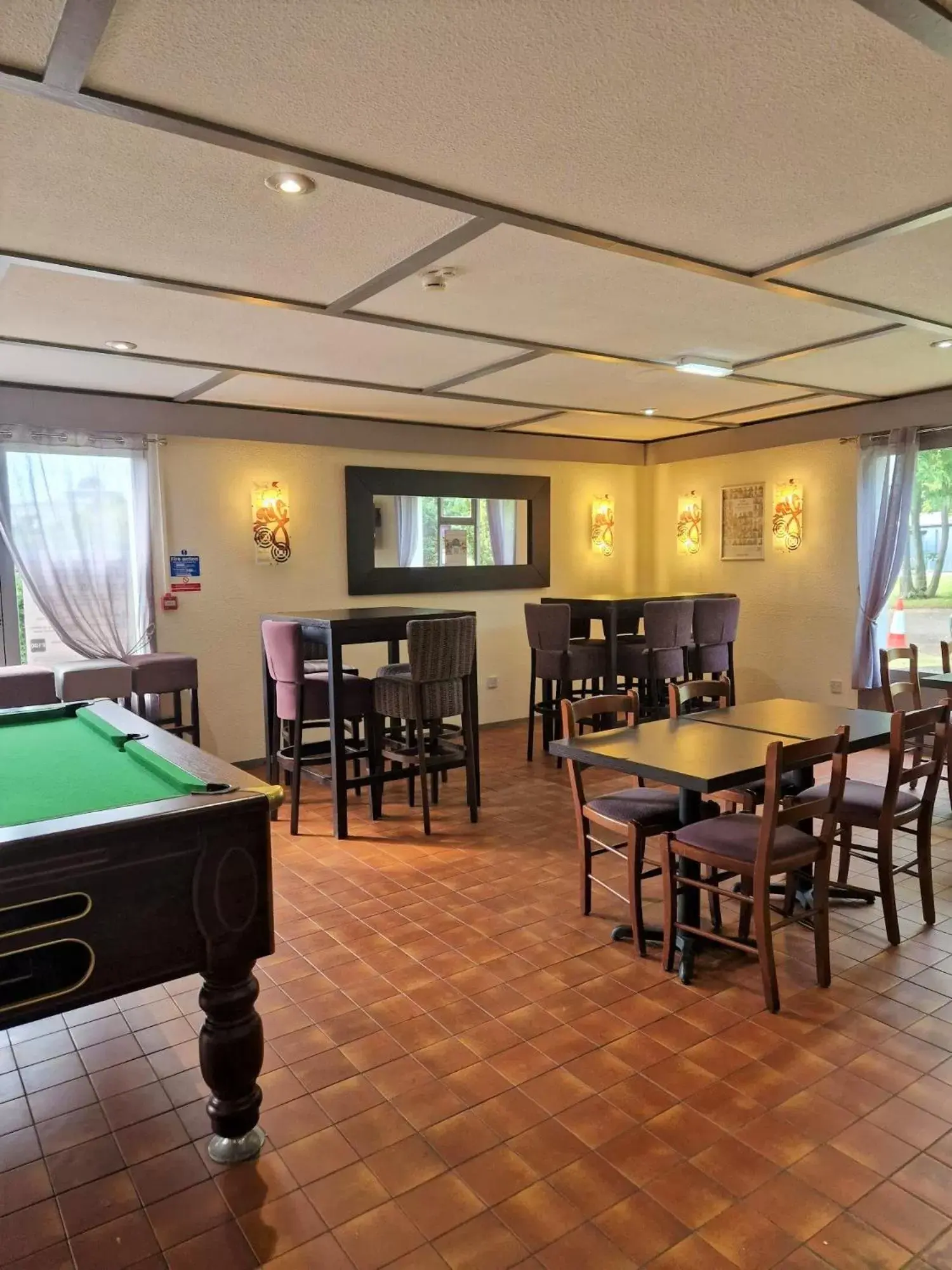 Lounge or bar, Billiards in Campanile Hotel Doncaster