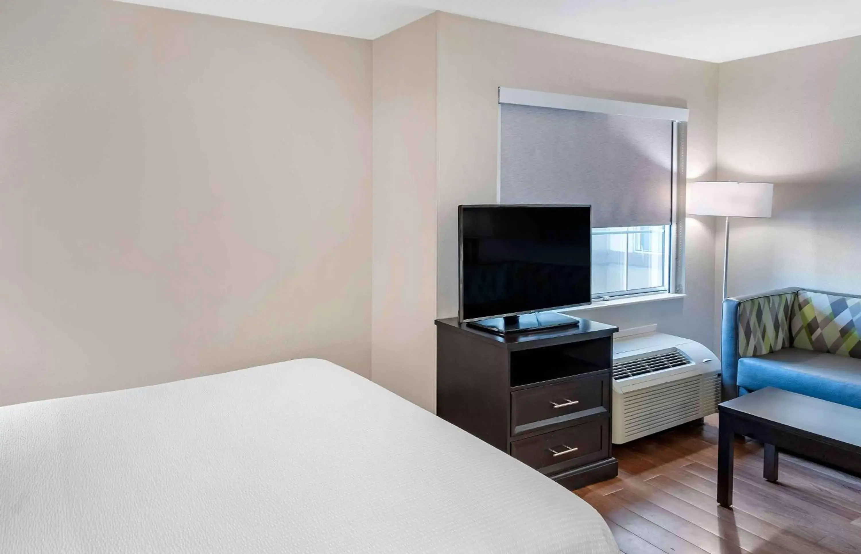 Bedroom, TV/Entertainment Center in Extended Stay America Premier Suites - San Jose - Airport