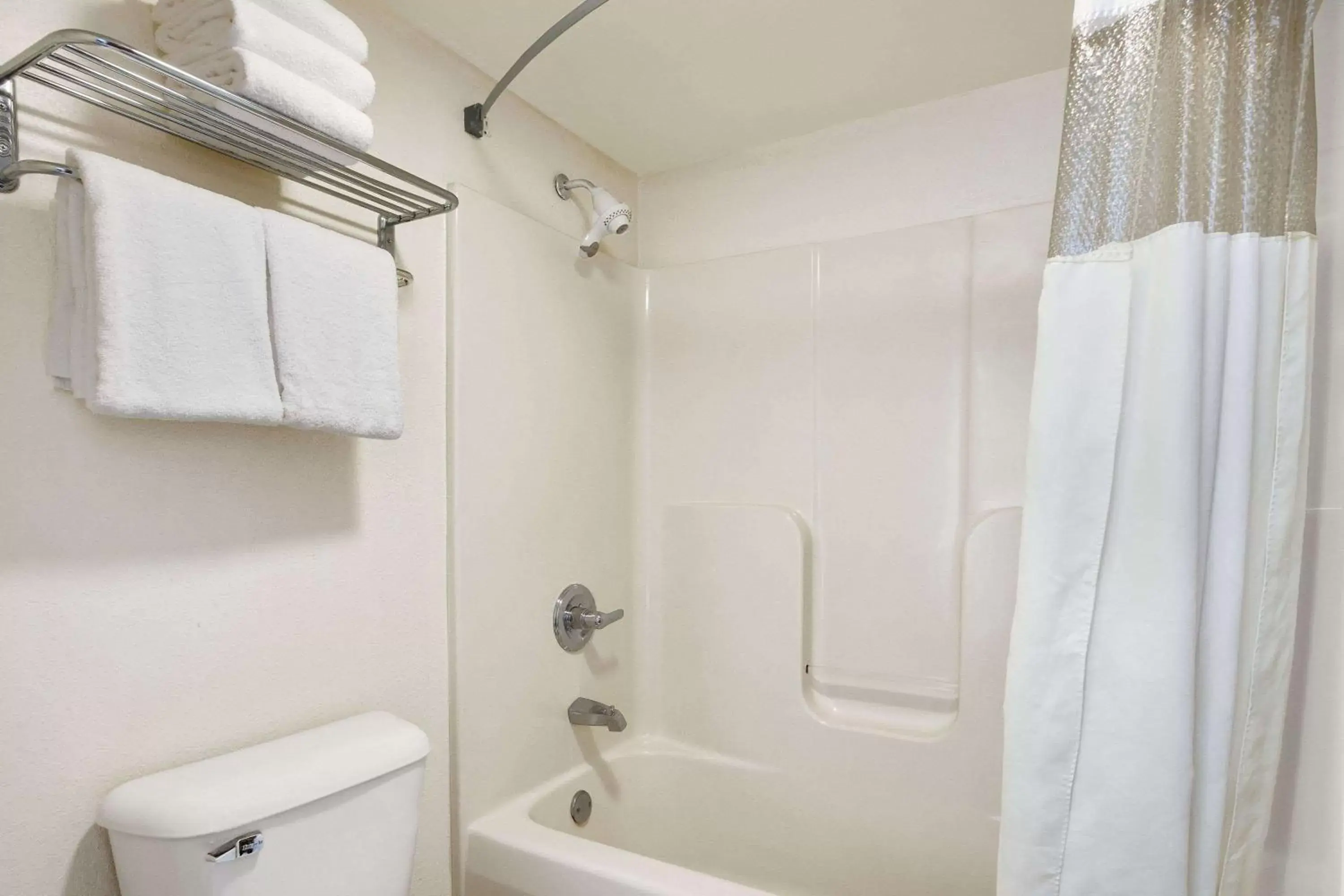 Bathroom in Days Inn By Wyndham Lexington-Columbia