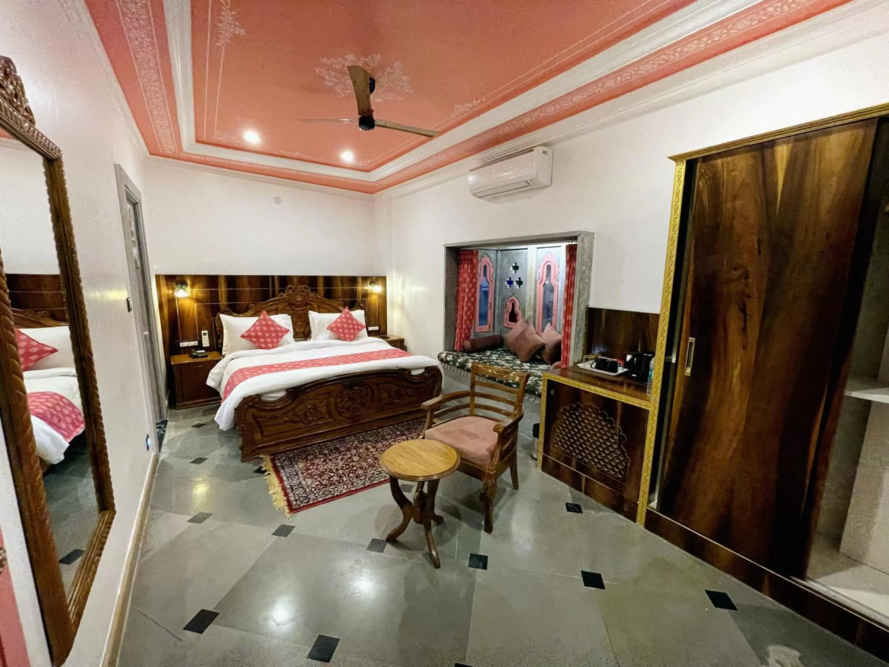 Deluxe King Suite in AAJ HAVELI - Pichola Lake Facing Hotel