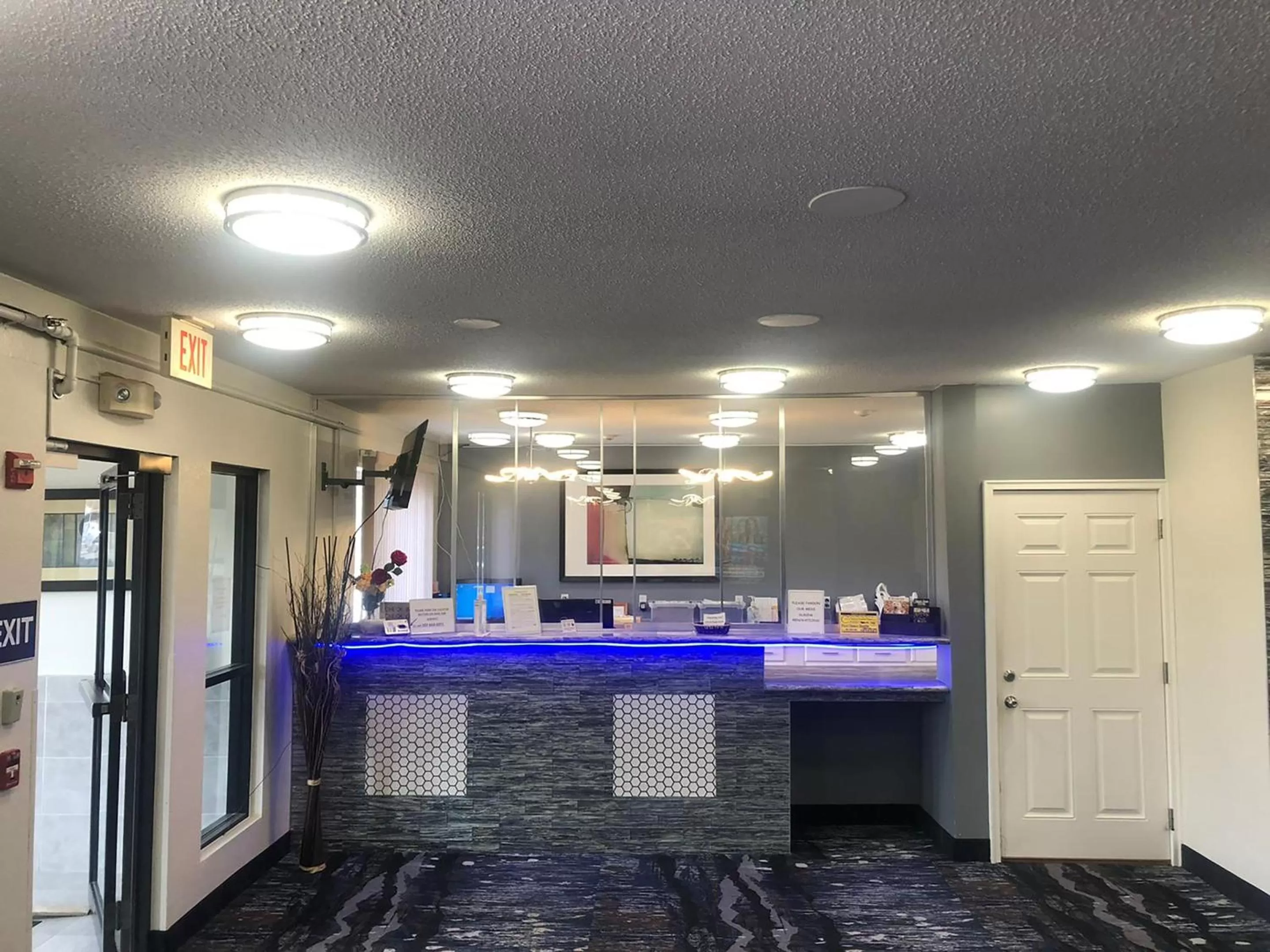 Lobby or reception in Coratel Inn & Suites by Jasper Northfield