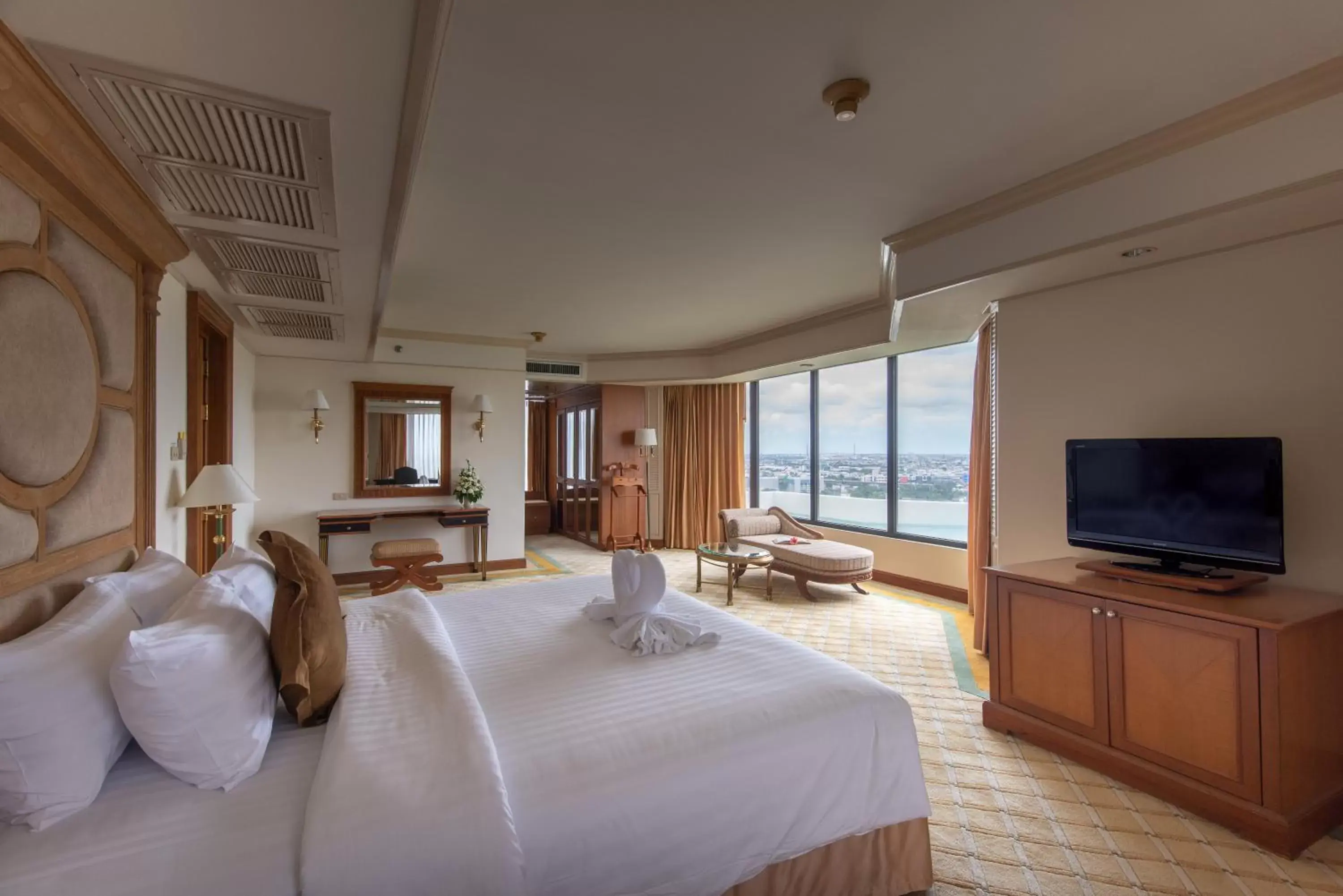 Bedroom in Montien Riverside Hotel Bangkok