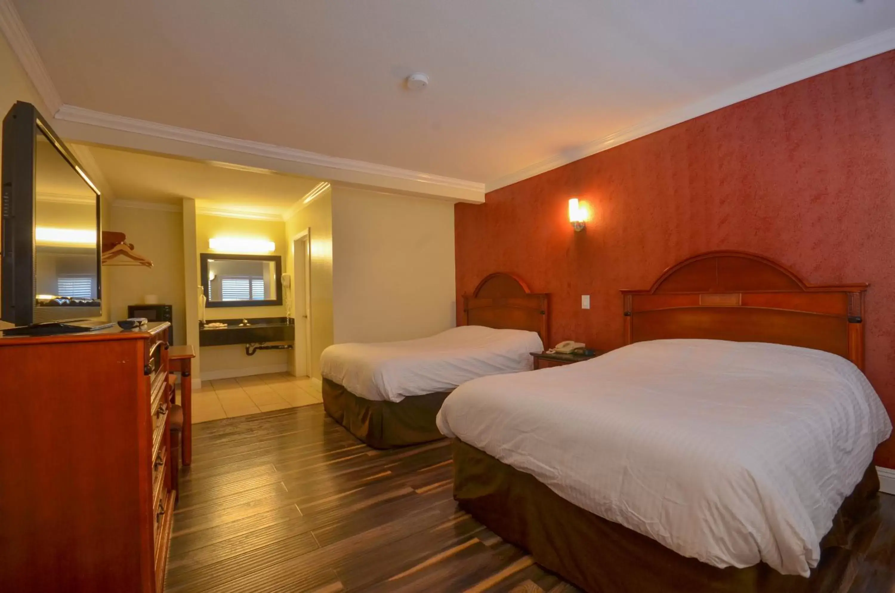 Bedroom, Bed in Hollywood City Inn