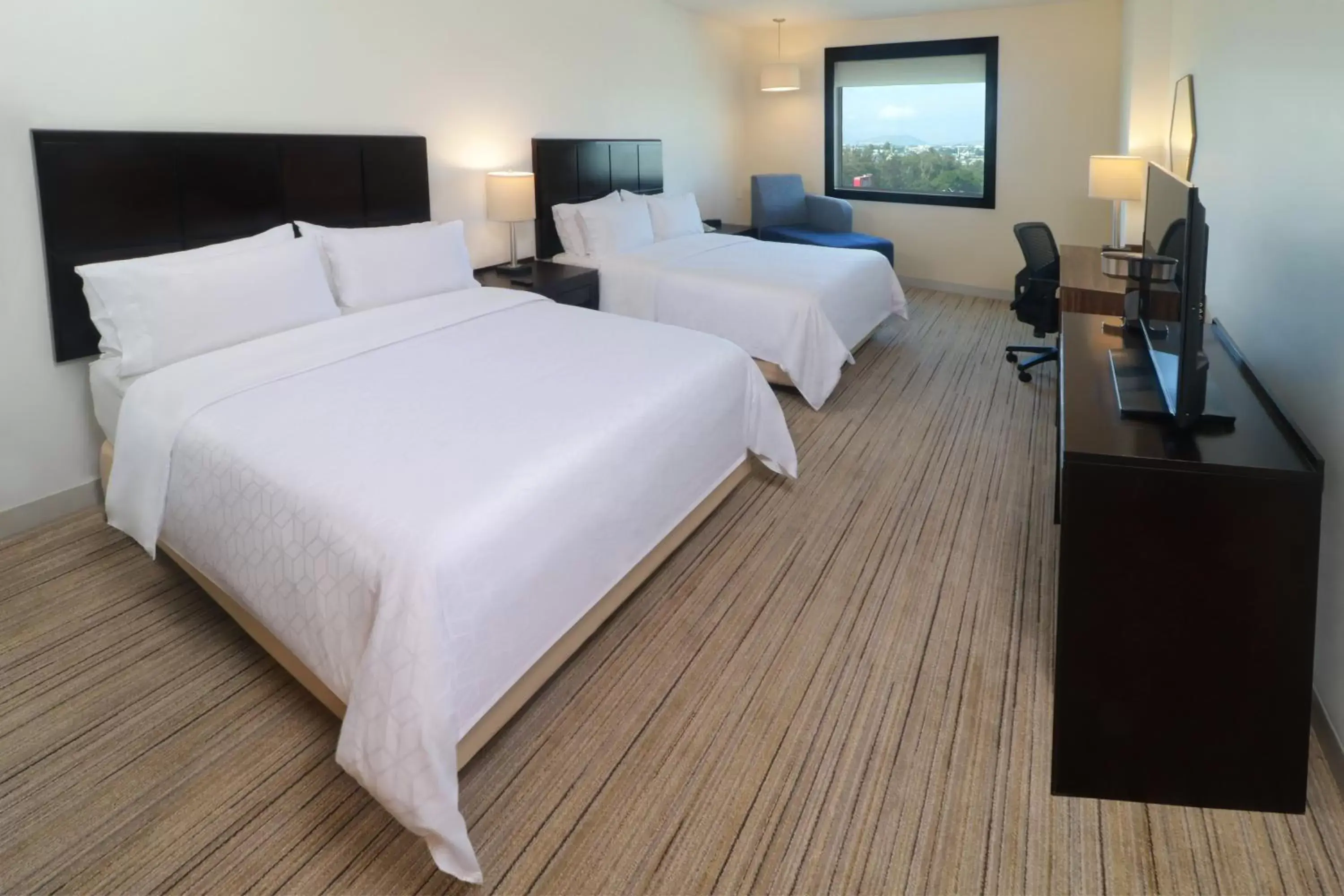Photo of the whole room, Bed in Holiday Inn Express Guadalajara Iteso, an IHG Hotel