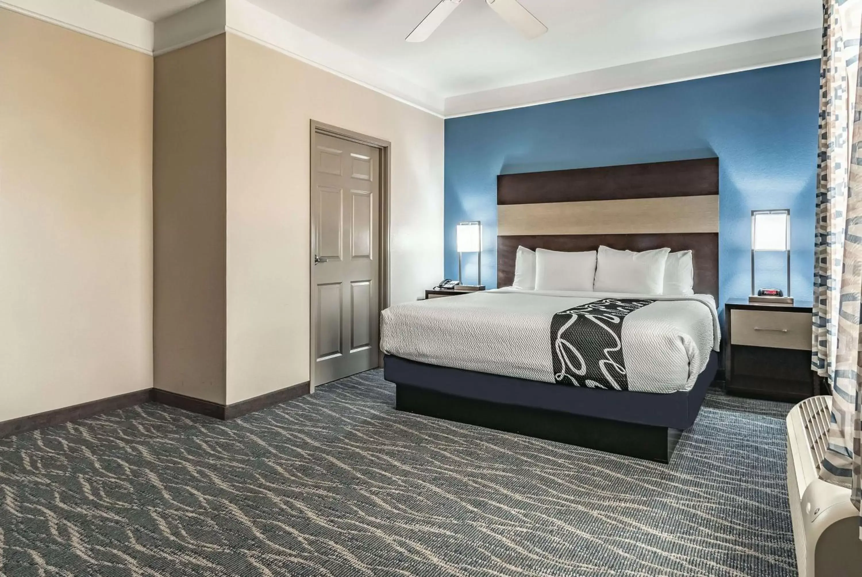 Photo of the whole room, Bed in La Quinta by Wyndham Phoenix I-10 West