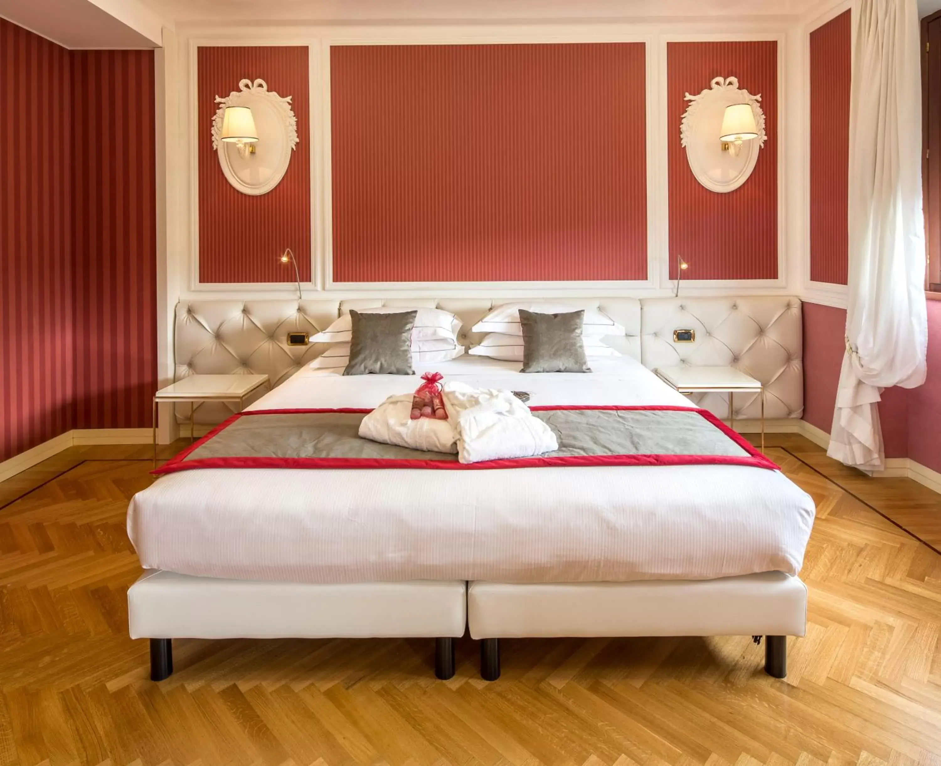 Bedroom, Bed in Grande Albergo Roma