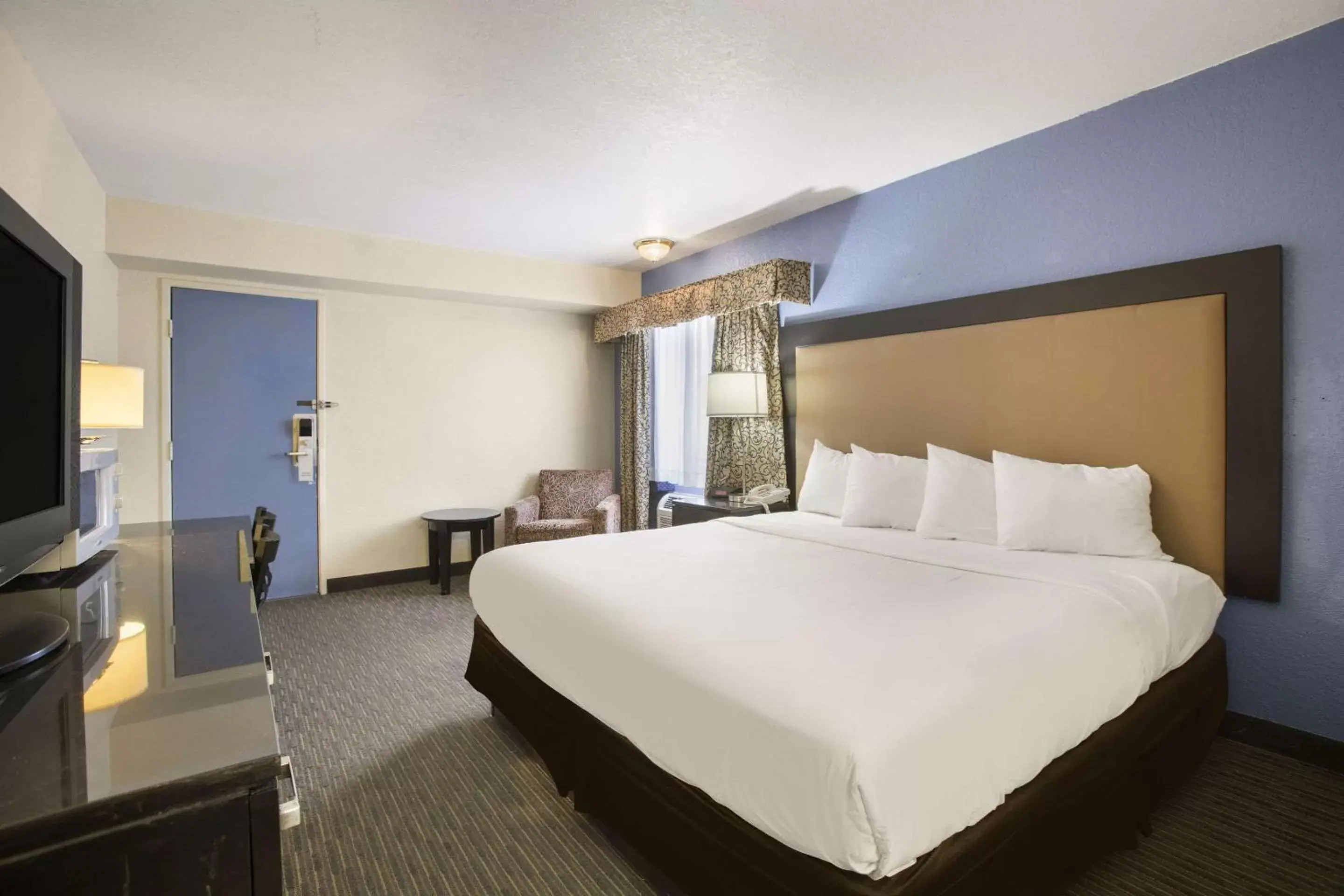 Bedroom, Bed in Rodeway Inn & Suites Mackinaw City Bridgeview