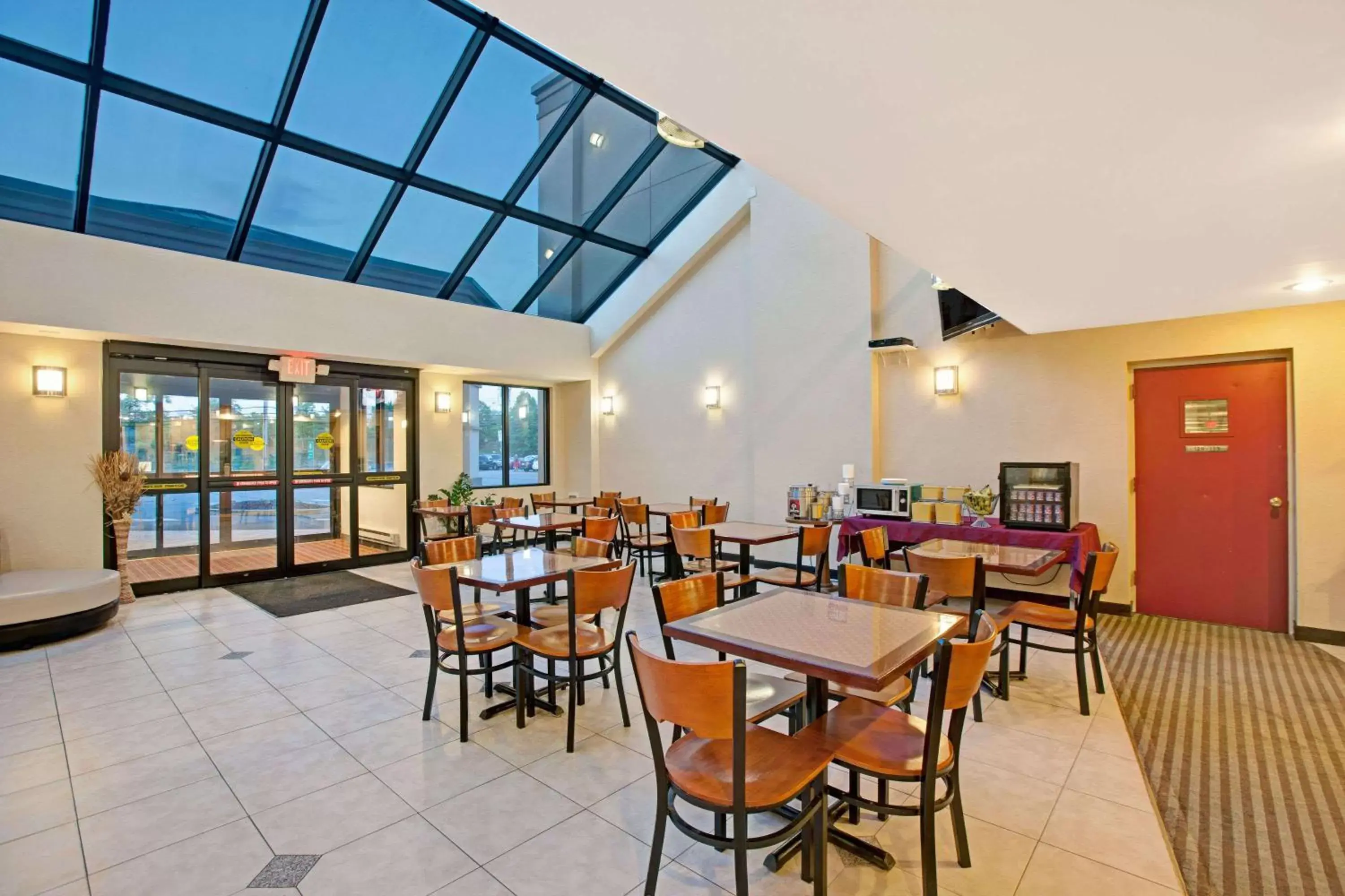 Dining area, Restaurant/Places to Eat in Days Inn by Wyndham Parsippany