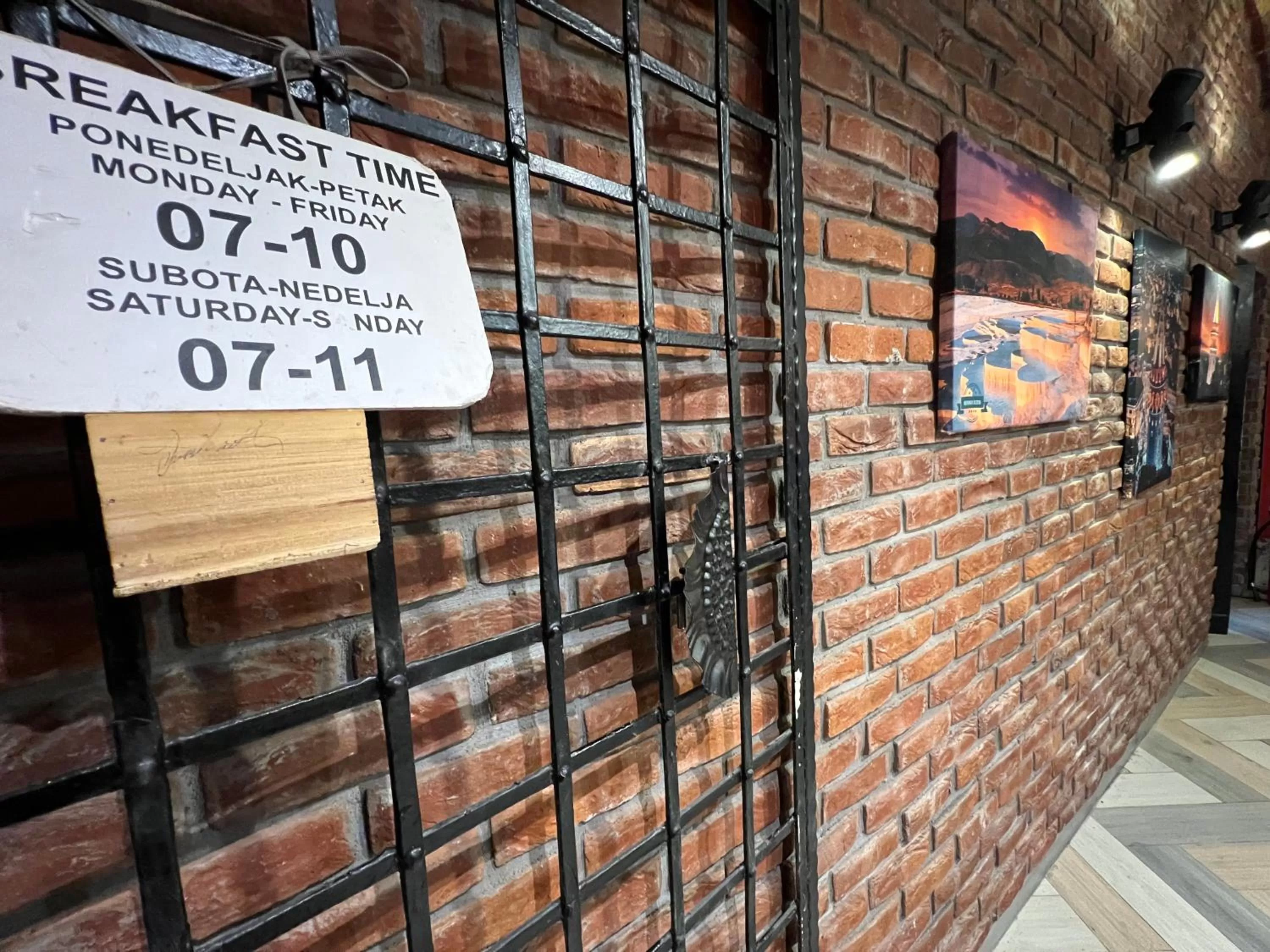 Restaurant/places to eat in Capital Hotel Garni