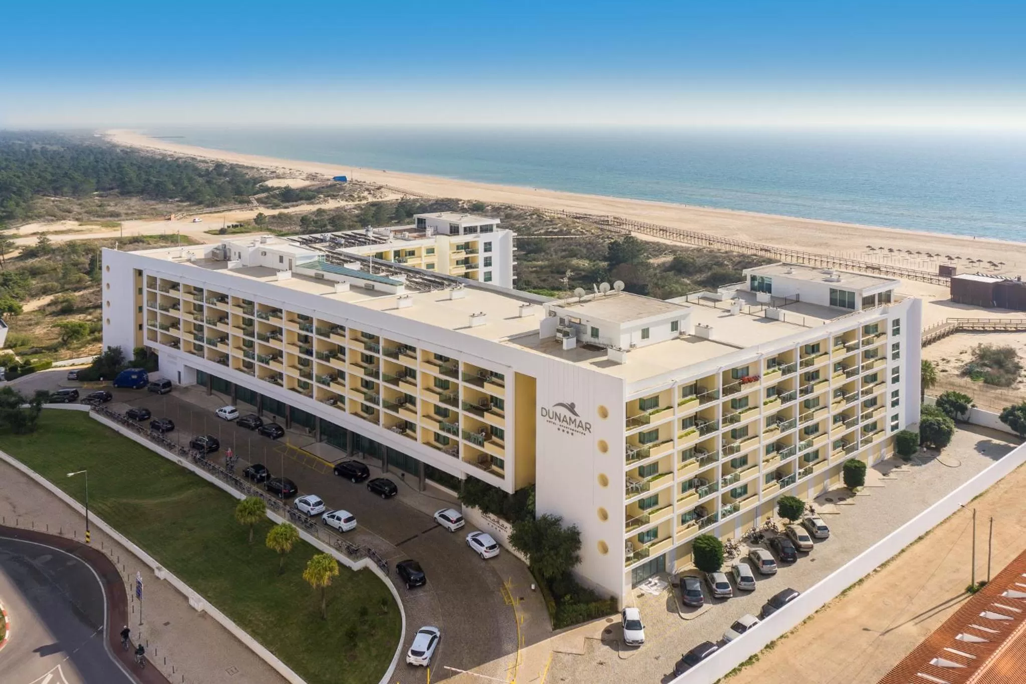 Property building in Hotel Apartamento Dunamar
