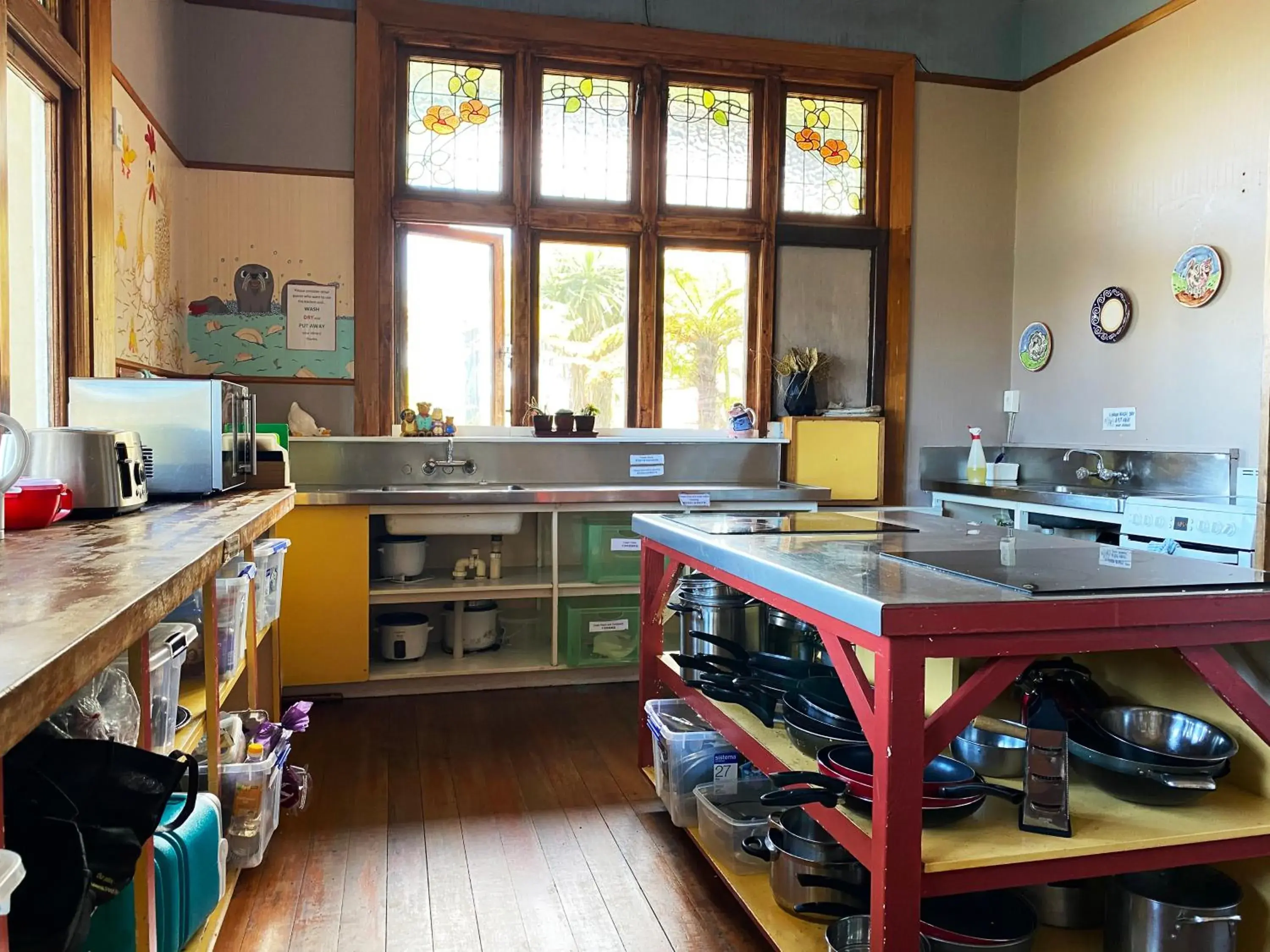 Communal kitchen, Kitchen/Kitchenette in Noah's Ark Backpackers