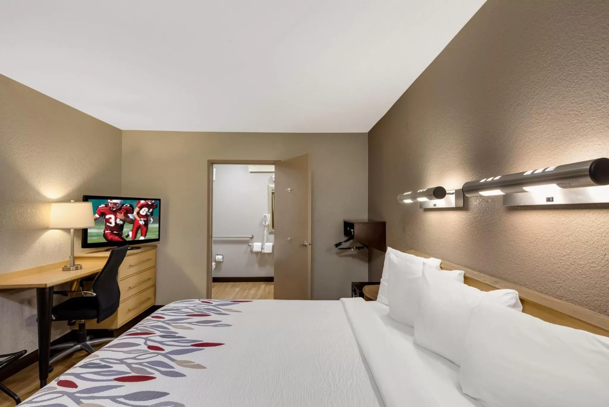 Photo of the whole room, Bed in Red Roof Inn Asheville - Biltmore West