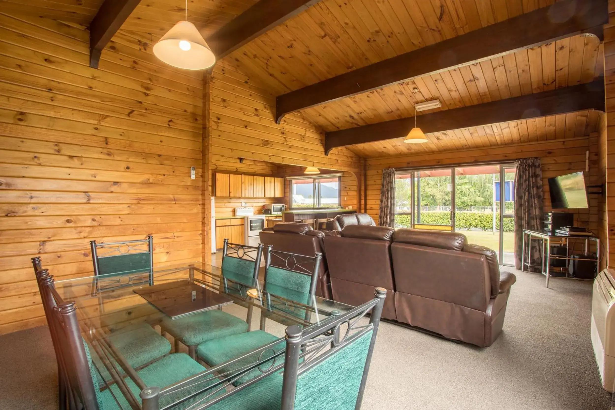 Dining area in Te Anau Top 10 Holiday Park and Motels