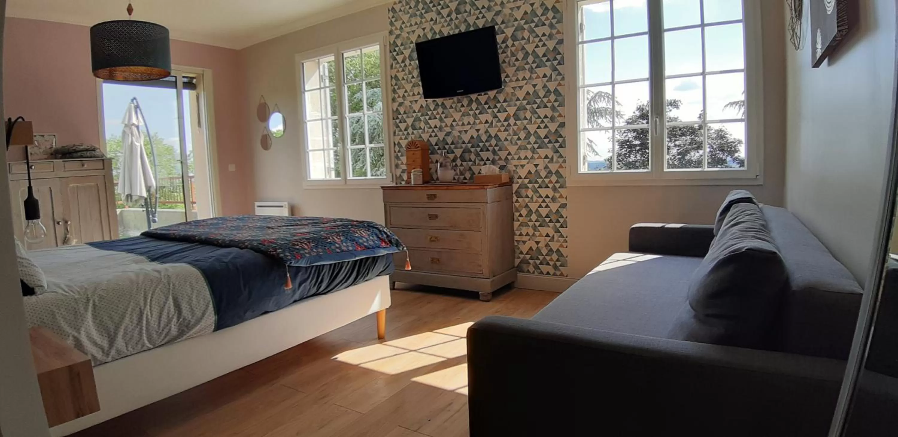 Photo of the whole room, Bed in A L'OMBRE DE LA TREILLE -Proche Saint-Emilion