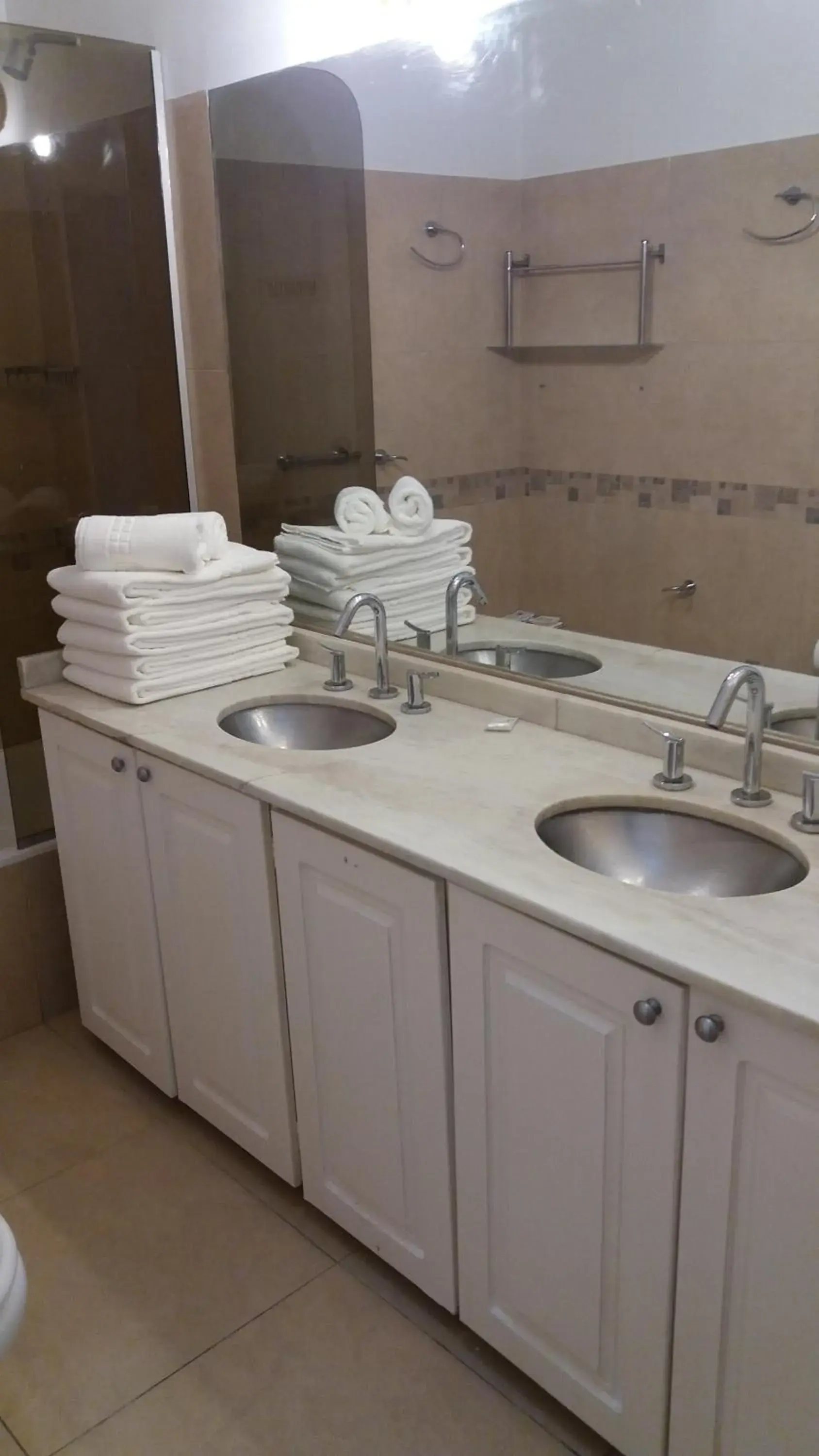 Bathroom, Kitchen/Kitchenette in Suipacha Suites