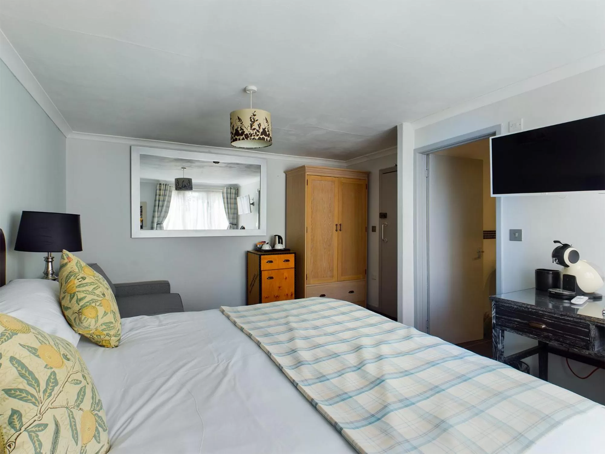 Bed in The Oak House Hotel