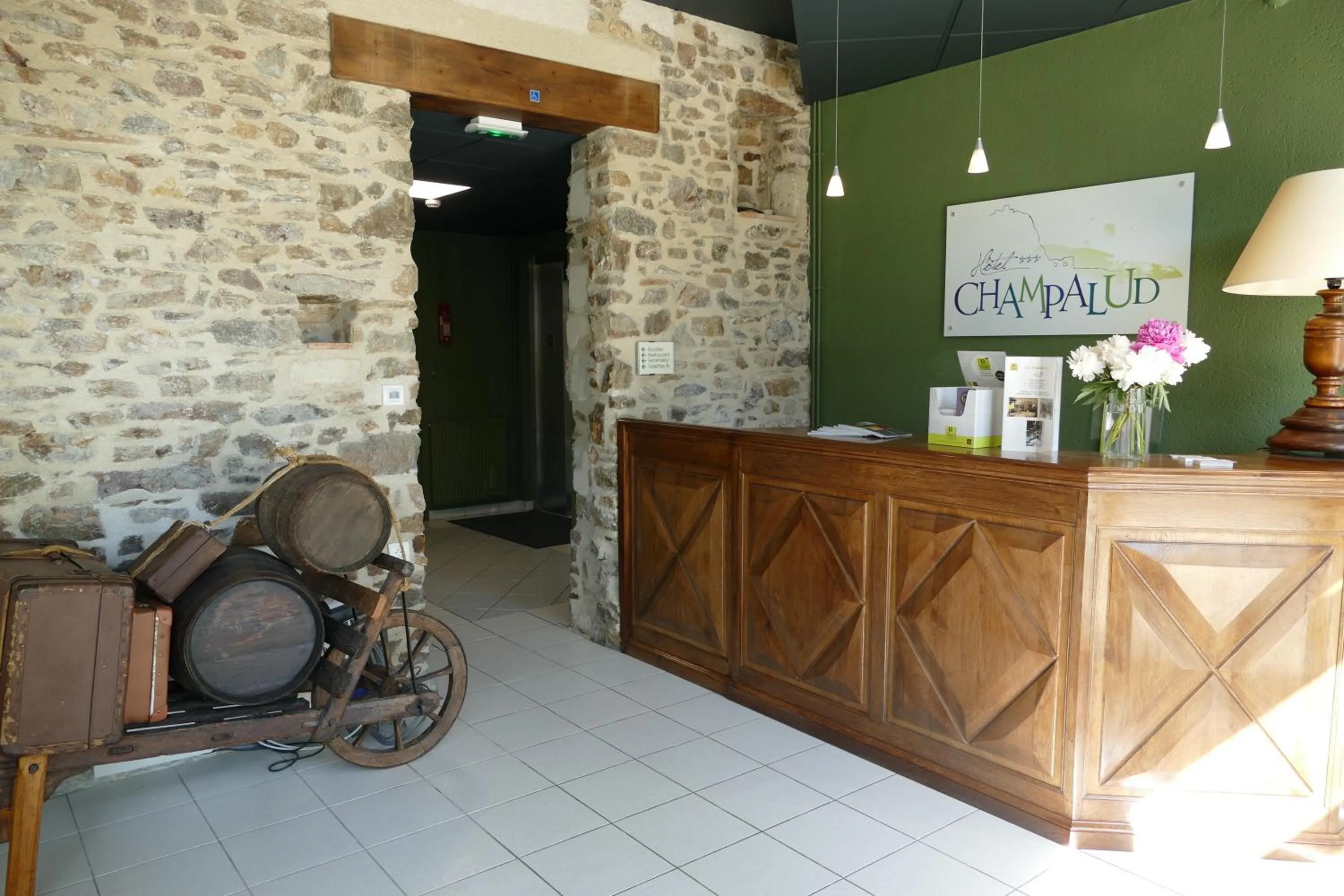 Lobby or reception in Logis Hotels Le Champalud Restaurant La Citadelle