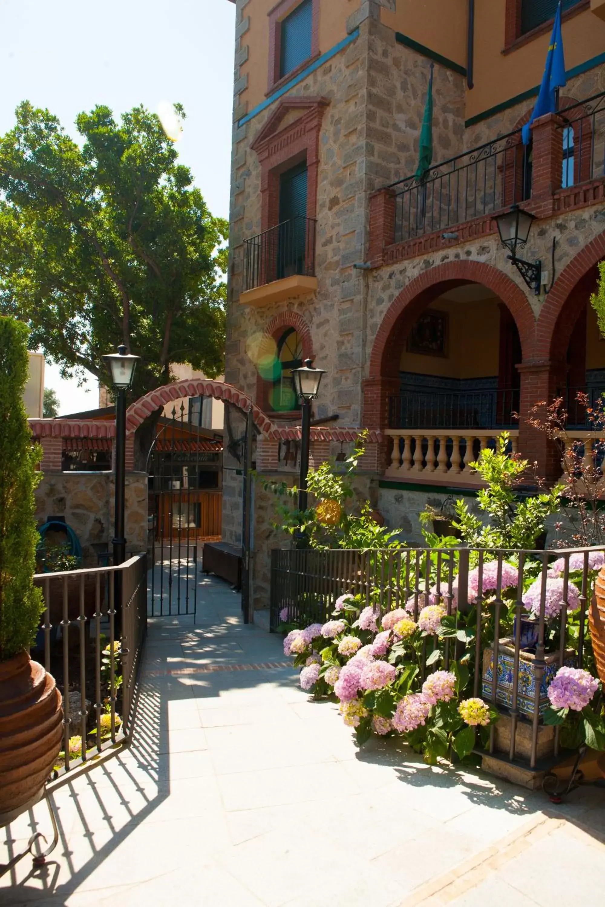 Facade/entrance in Posada Real Quinta San Jose