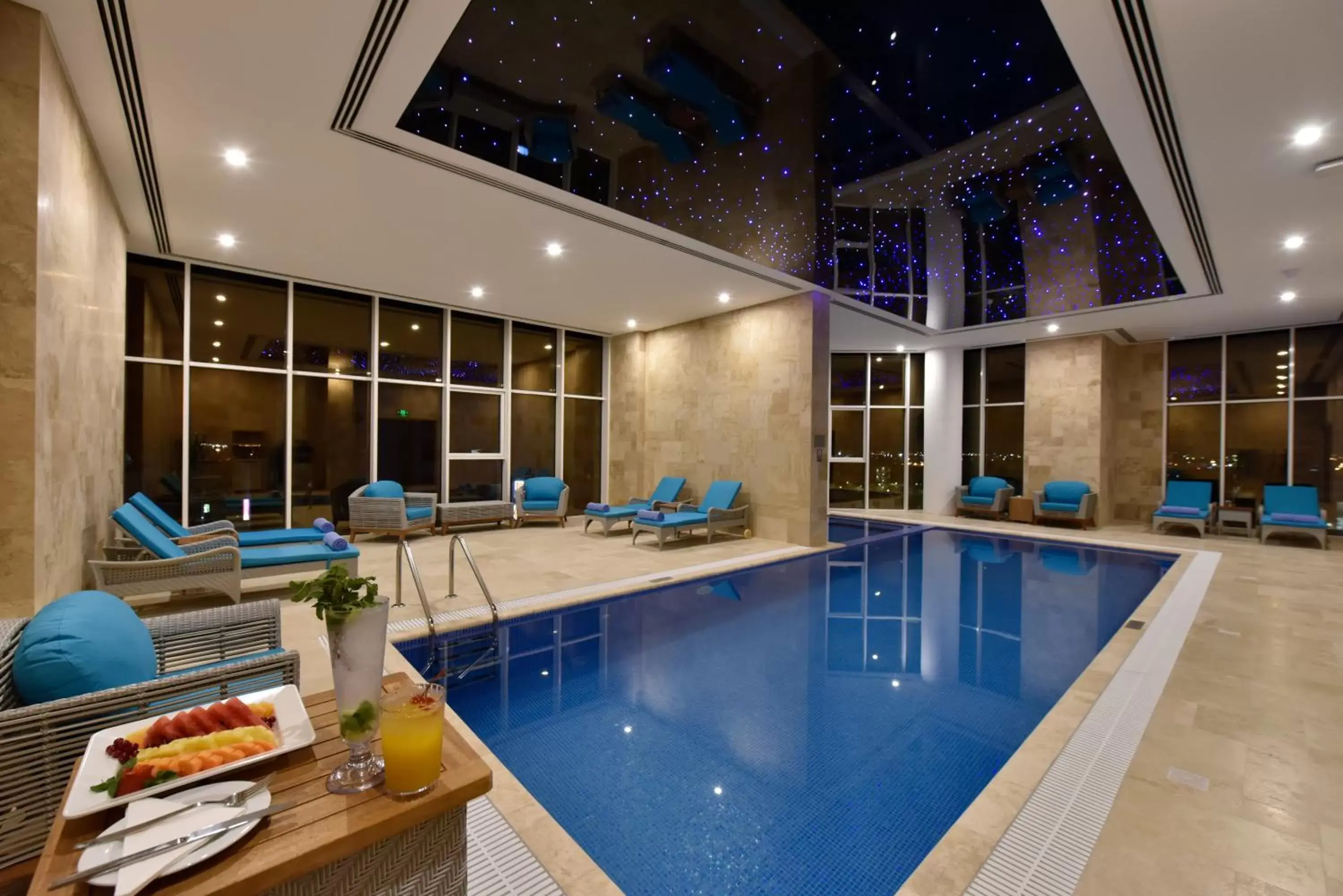 Swimming pool in Swiss-Belsuites Admiral Juffair Swimming pool in Swiss-Belsuites Admiral Juffair